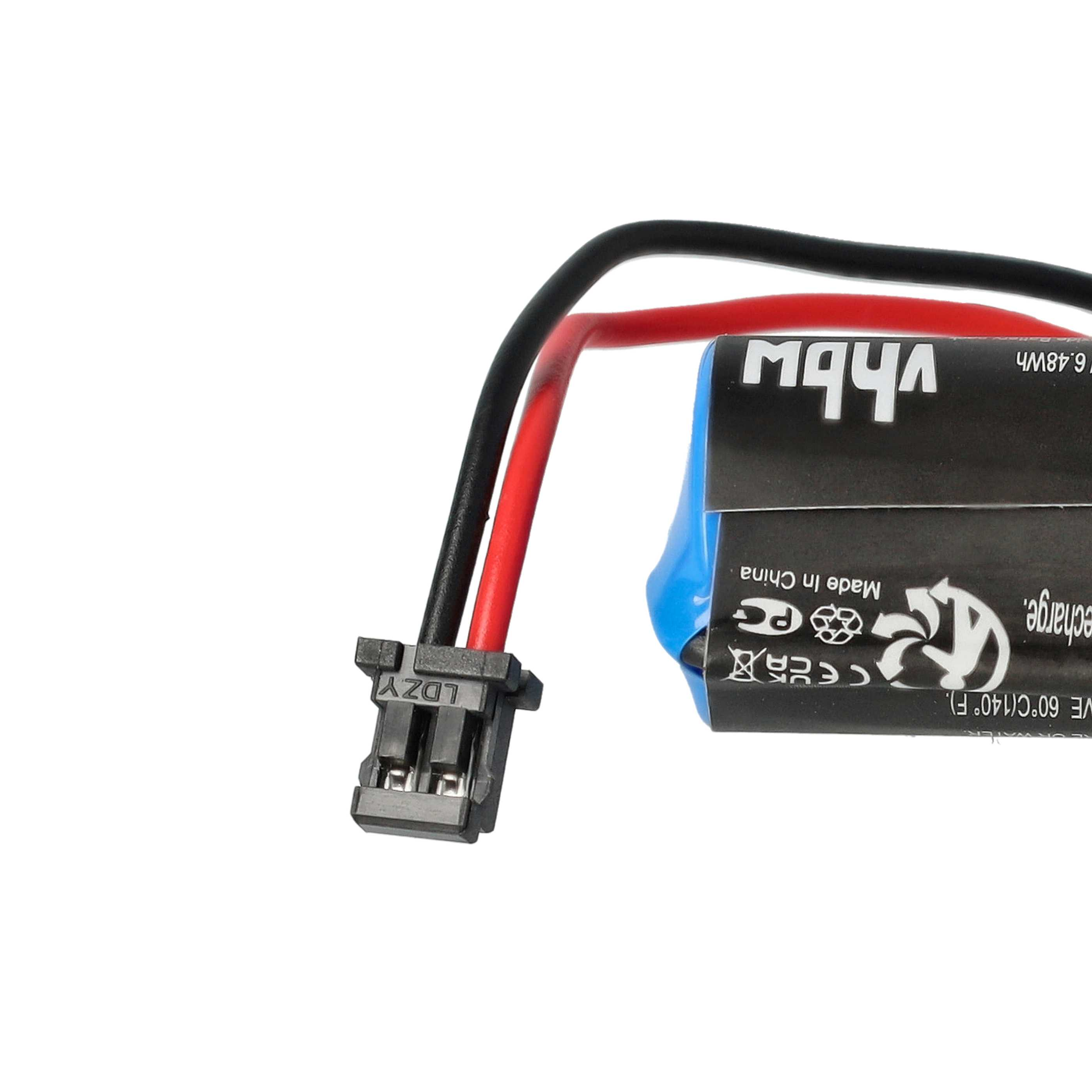 Nahaufnahme einer Batterie mit schwarzen und roten Drähten, die mit einem schwarzen Stecker verbunden sind. Text ist auf der Batterie sichtbar.