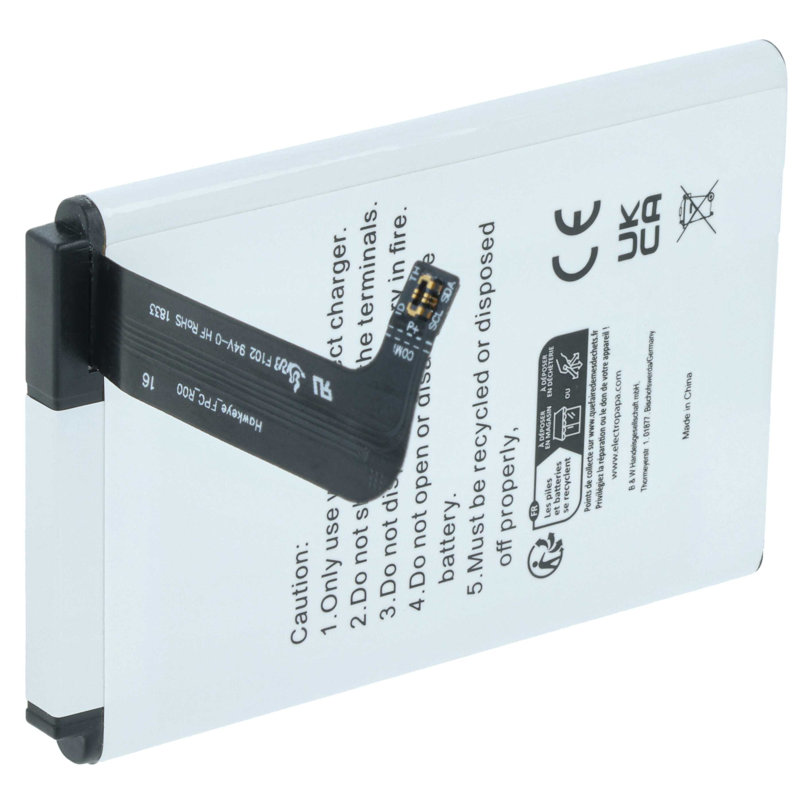Ein weißer rechteckiger Akku mit schwarzem Stecker und schwarzem Flexkabel, mit Text darauf.