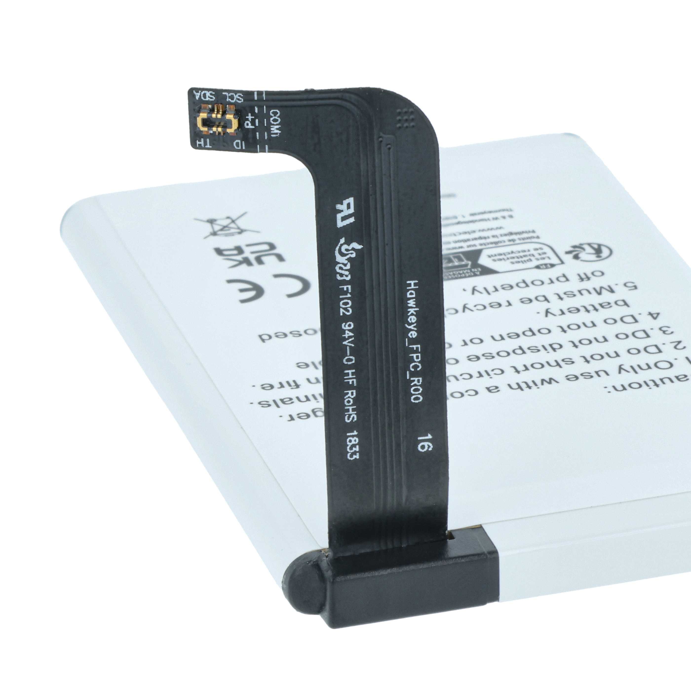 Eine schwarze Leiterplatte, die mit einer weißen Batterie verbunden ist. Die Platine hat Text und verbindet sich mit der Batterie.