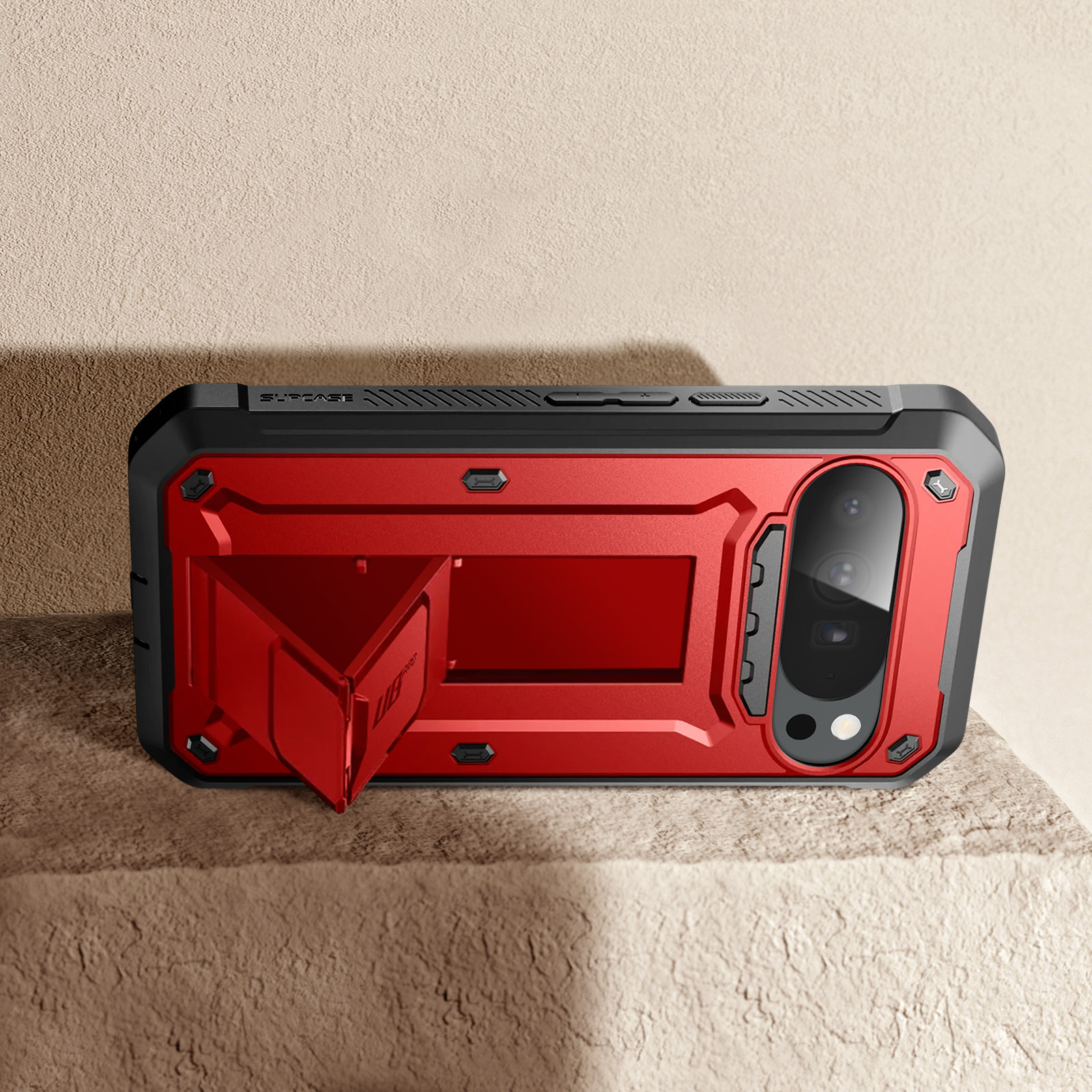 Custodia per telefono rossa e nera con supporto. Il supporto è aperto e c'è una fotocamera sul lato destro.