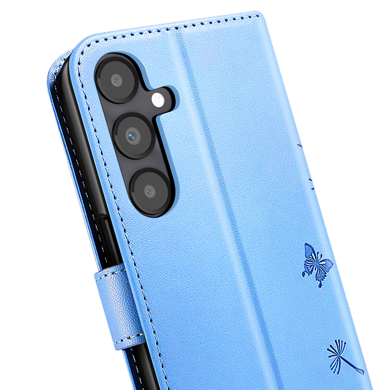 Una custodia per telefono azzurra con disegni di farfalle e denti di leone. Ha una tripla fotocamera e bordi cuciti.