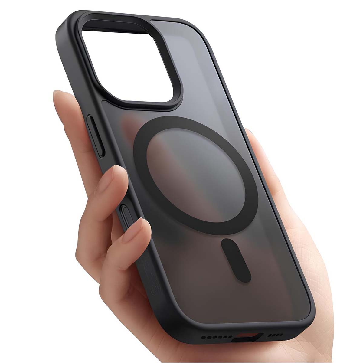 Una mano tiene una custodia nera per telefono con retro trasparente e un cerchio magnetico. La custodia è angolata verso lo spettatore.