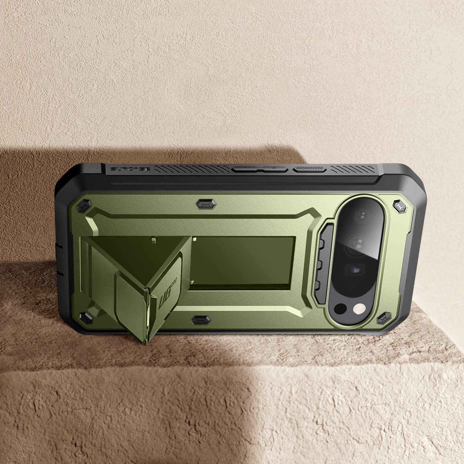 Una custodia per telefono verde oliva con supporto è su una superficie strutturata. La custodia ha una cornice nera e un ritaglio per la fotocamera.