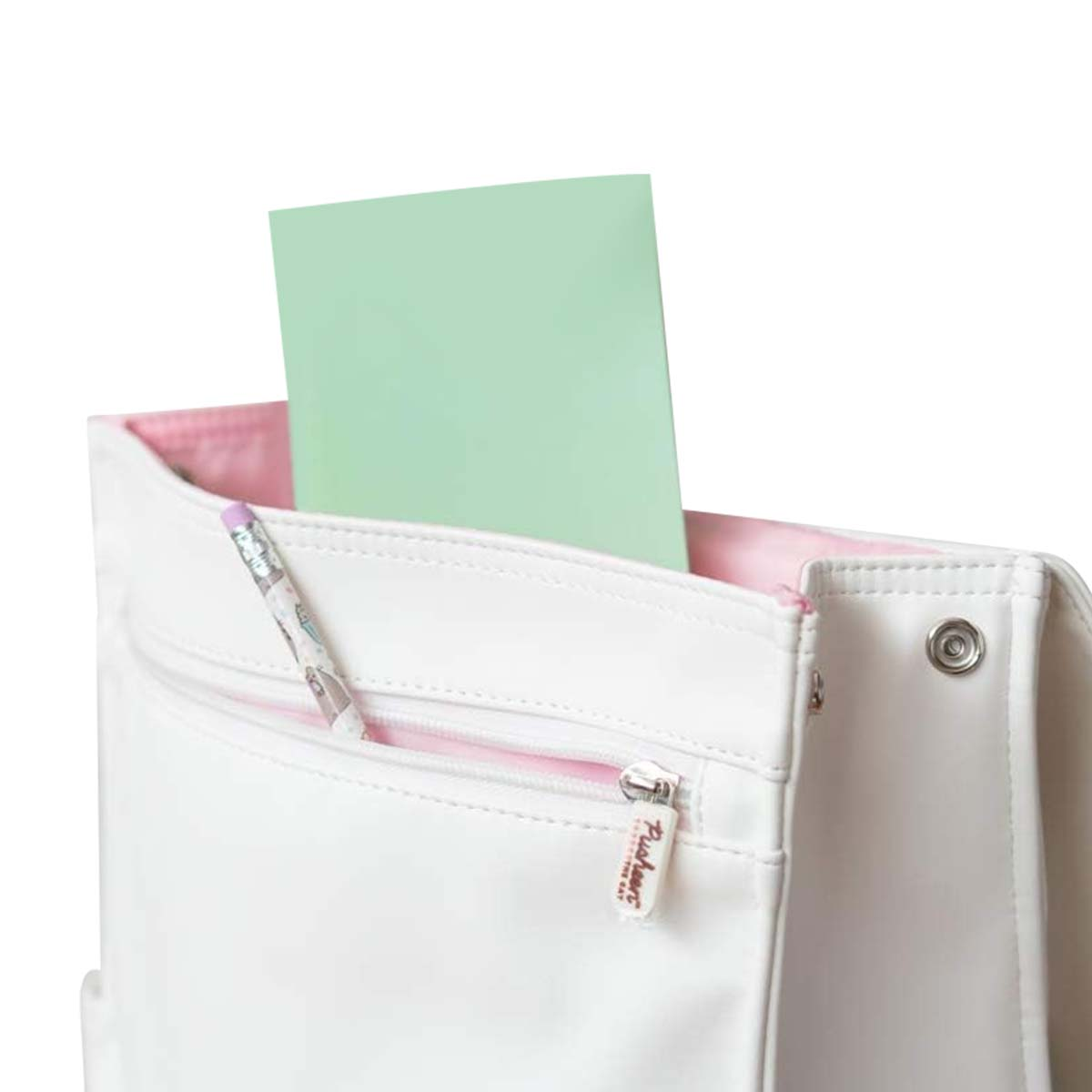 Una borsa bianca con una carta verde chiaro all'interno. Una matita è nella tasca. La fodera rosa è visibile. Sono presenti una cerniera e un bottone.