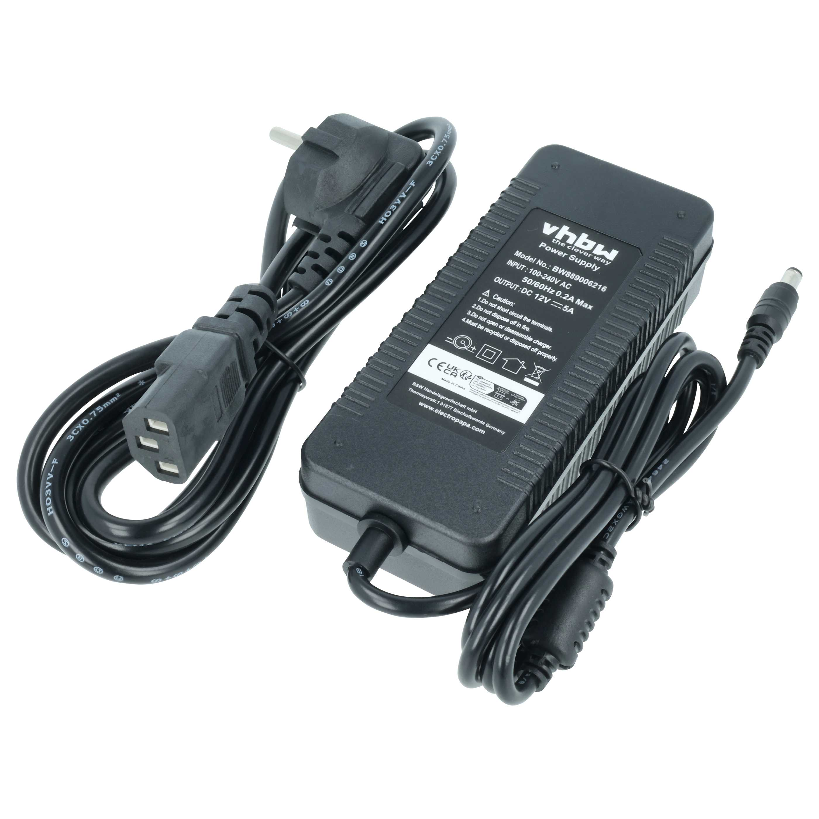 Schwarzes Netzteil mit Kabeln und Stecker. Es hat Textetiketten und befindet sich auf weißem Hintergrund.