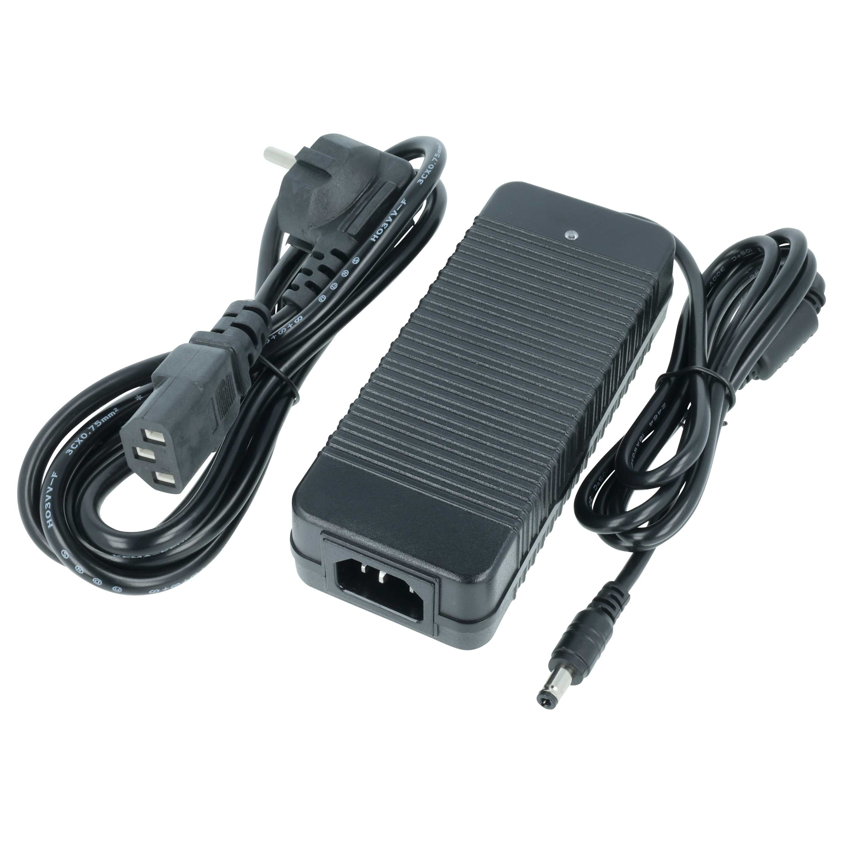 Ein schwarzes Netzteil mit zwei Kabeln und Steckern auf weißem Untergrund. Ein Stecker ist ein Standardstecker.