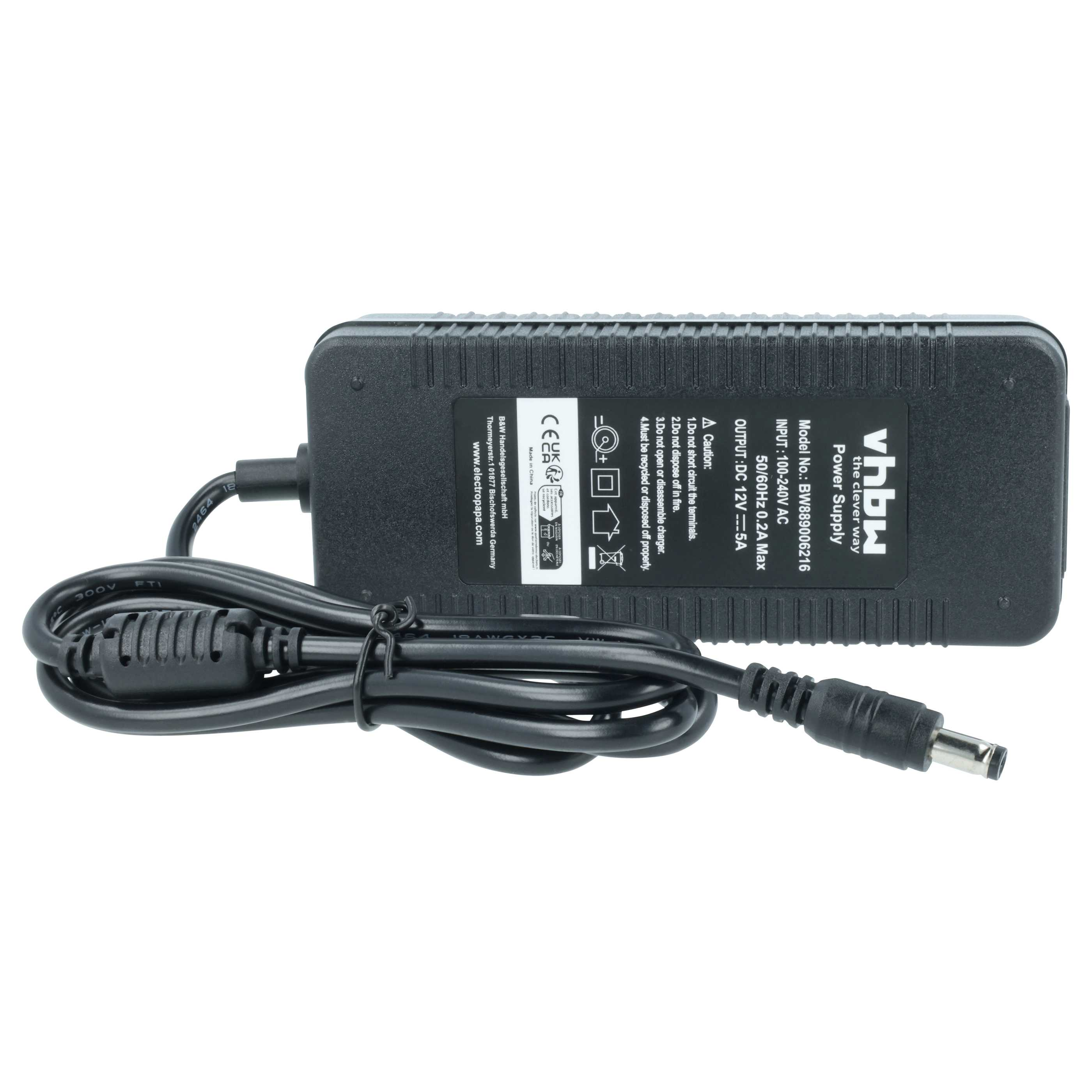 Schwarzes Netzteil mit Kabel und Stecker, weißer Hintergrund. Das Gerät hat Etiketten.