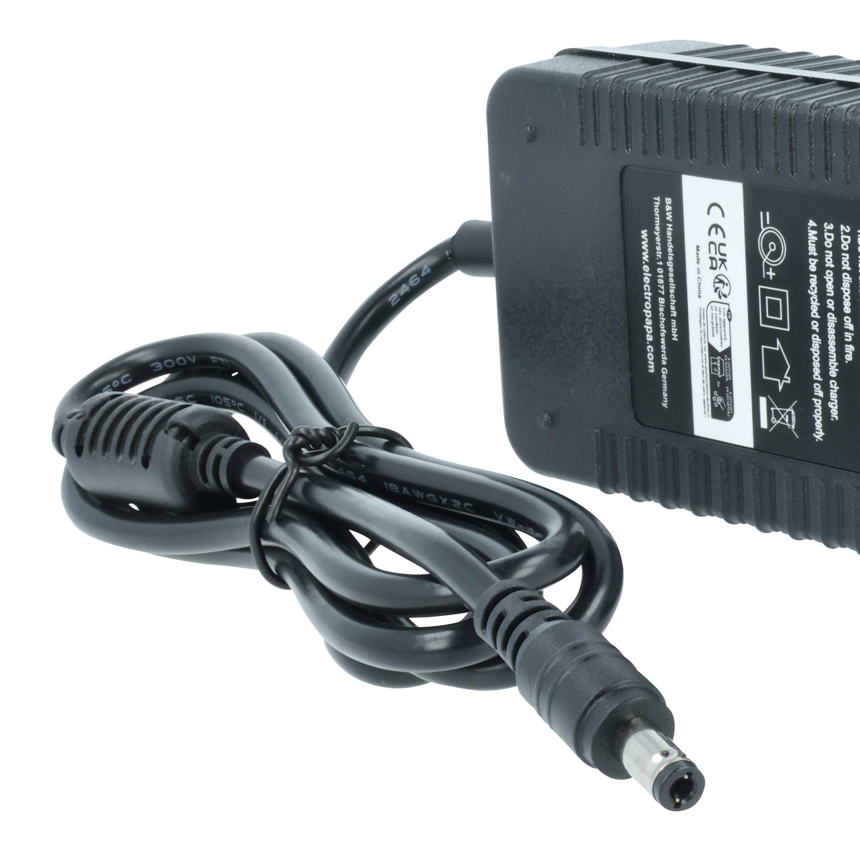 Schwarzes Netzteil mit angeschlossenem schwarzem Kabel und Stecker. Der Adapter hat gedruckte Warnungen und Markierungen.