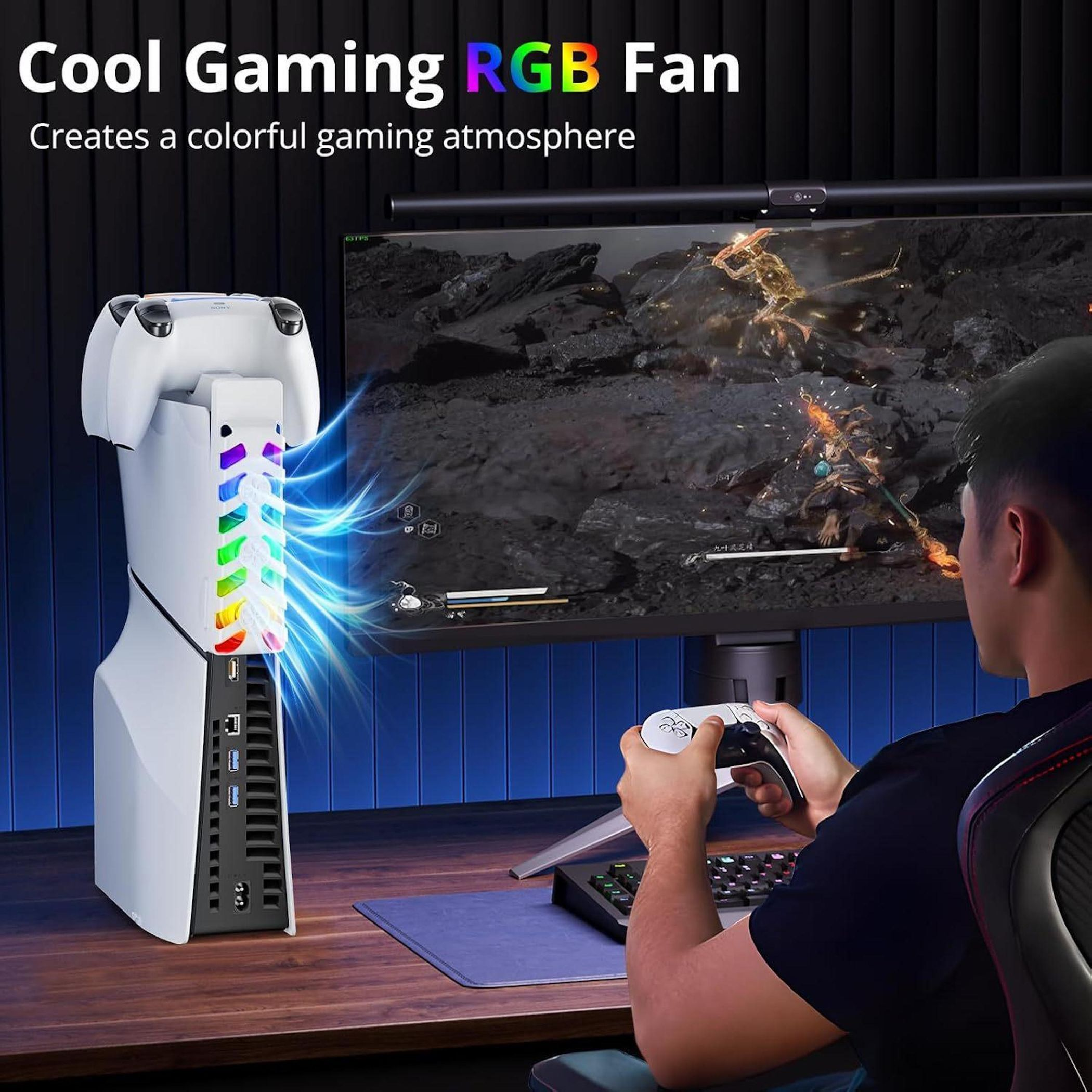 Hombre jugando videojuegos en un monitor. Una consola blanca con ventilador RGB está a la izquierda. Texto: Cool Gaming RGB Fan.