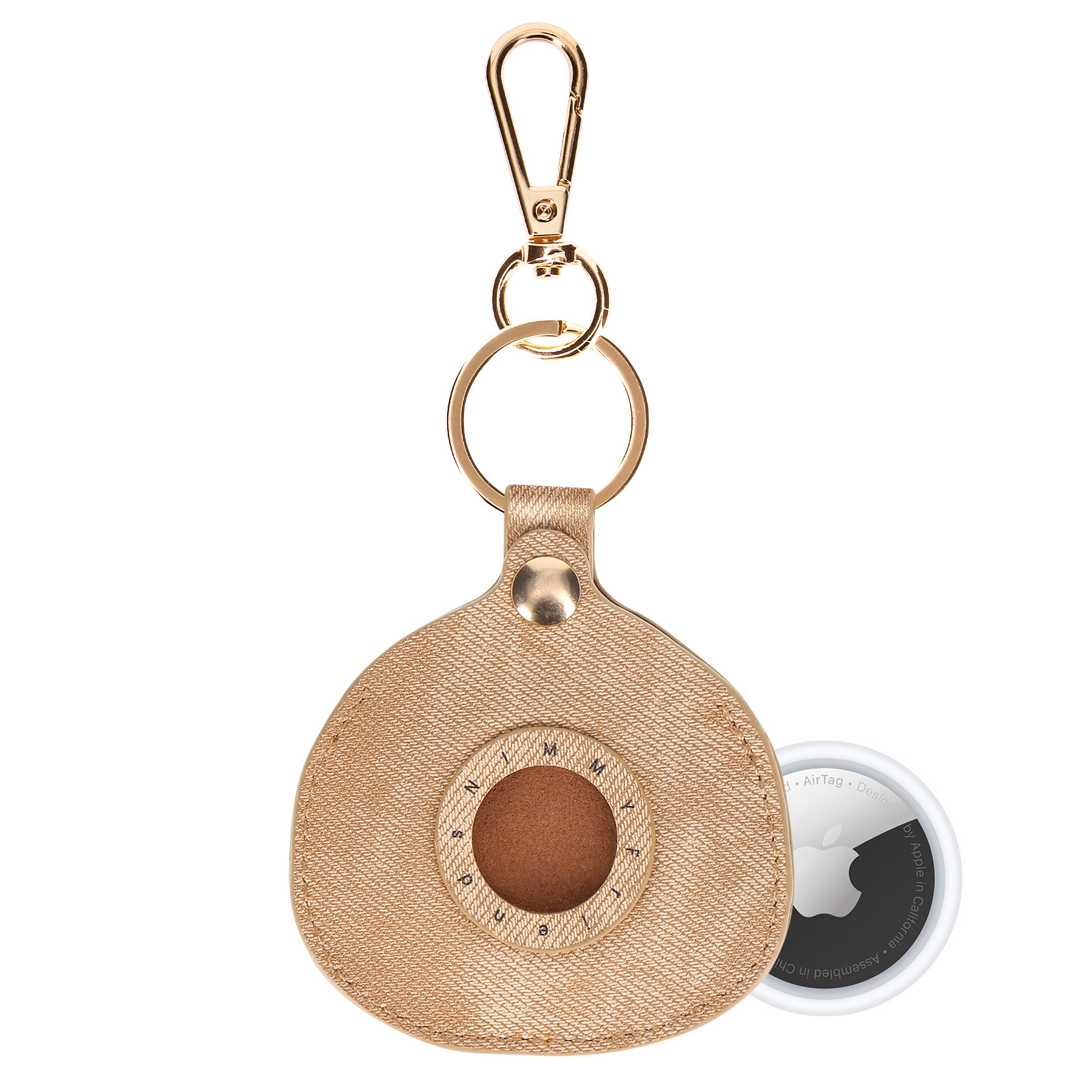 Un portachiavi dorato con un supporto AirTag in pelle marrone chiaro e un AirTag Apple. Lo sfondo è bianco.