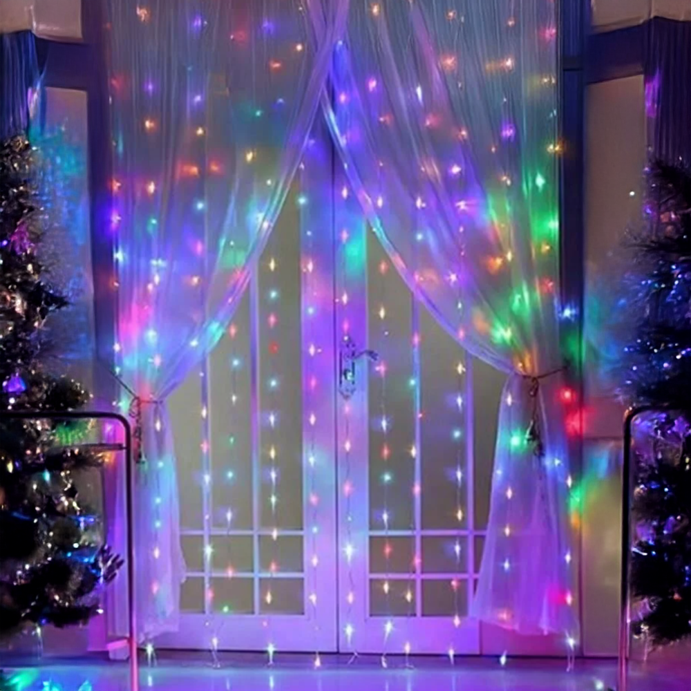 Renkli peri ışıklarıyla süslenmiş bir kapı. Şeffaf perdeler kapıyı çerçeveliyor. Her iki tarafta Noel ağaçları var.