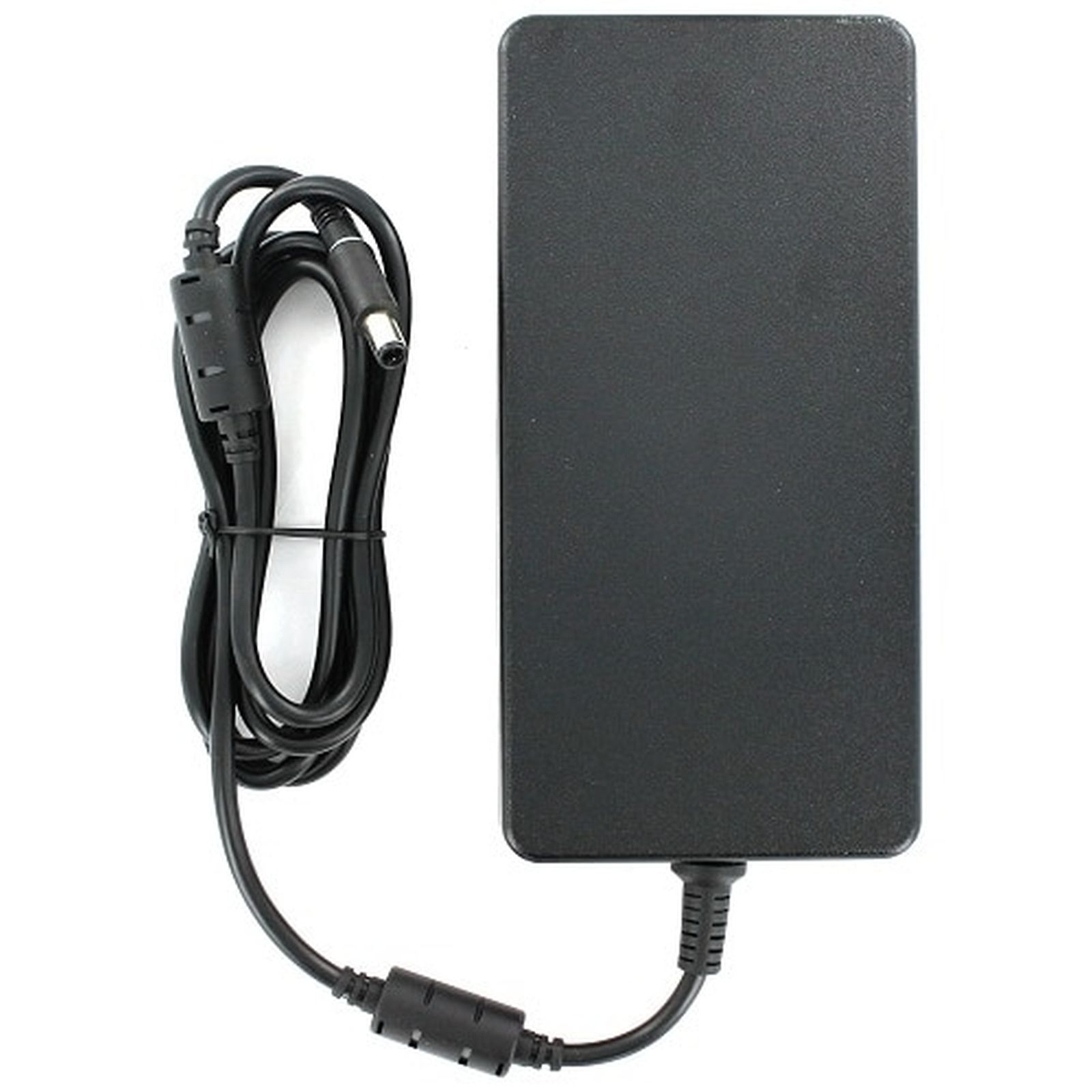 Ein schwarzes Laptop-Netzteil mit einem schwarzen Kabel. Der Adapter ist rechteckig. Das Kabel hat einen Stecker.