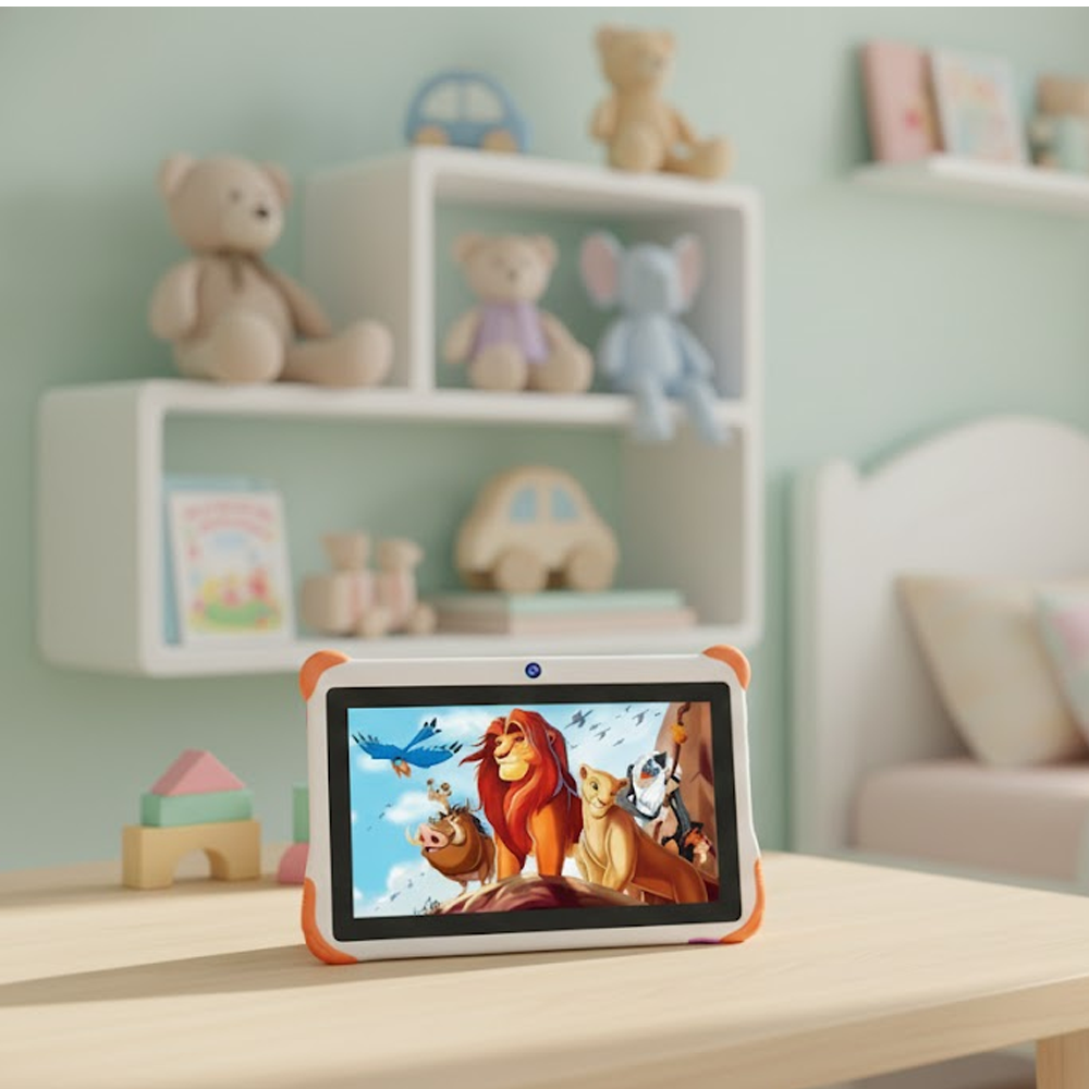 Bir tablet Aslan Kral sahnesini gösteriyor. Arka planda oyuncaklar ve bir yatak var. Tablet ahşap bir masada.