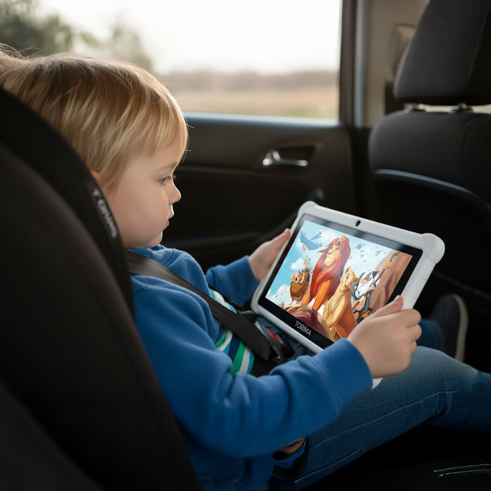 Araba koltuğunda oturan bir çocuk, çizgi film gösteren bir tablete bakıyor. Tablette Aslan Kral karakterleri görünüyor. Çocuk mavi giyiyor.