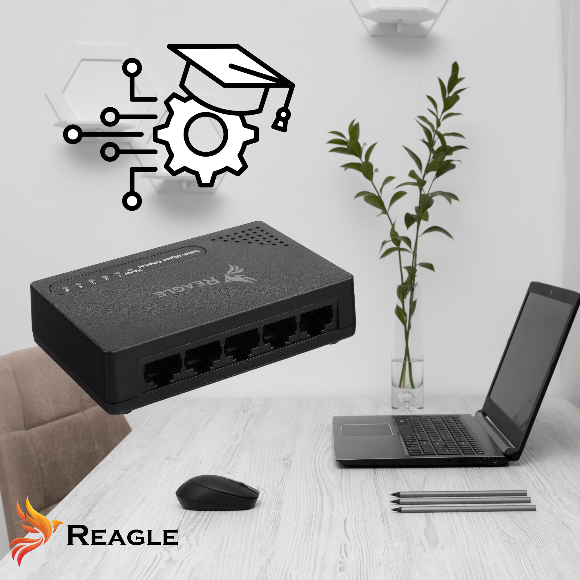 Czarny przełącznik sieciowy, laptop, mysz i ołówki na białym biurku. Roślina w wazonie jest w pobliżu.