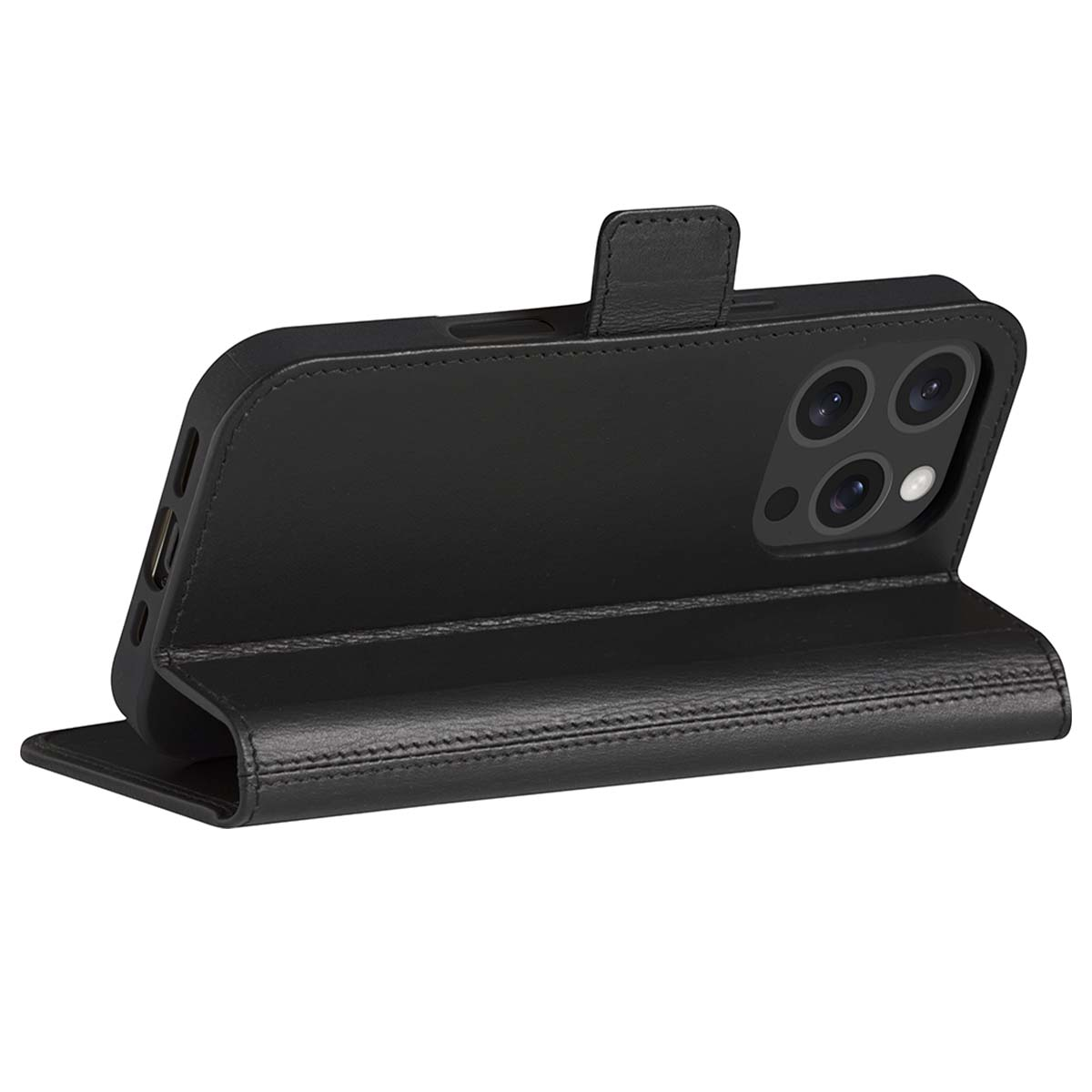 Un étui de téléphone en cuir noir avec un rabat ouvert. Le téléphone possède un appareil photo à trois objectifs. L'étui est sur une surface blanche.