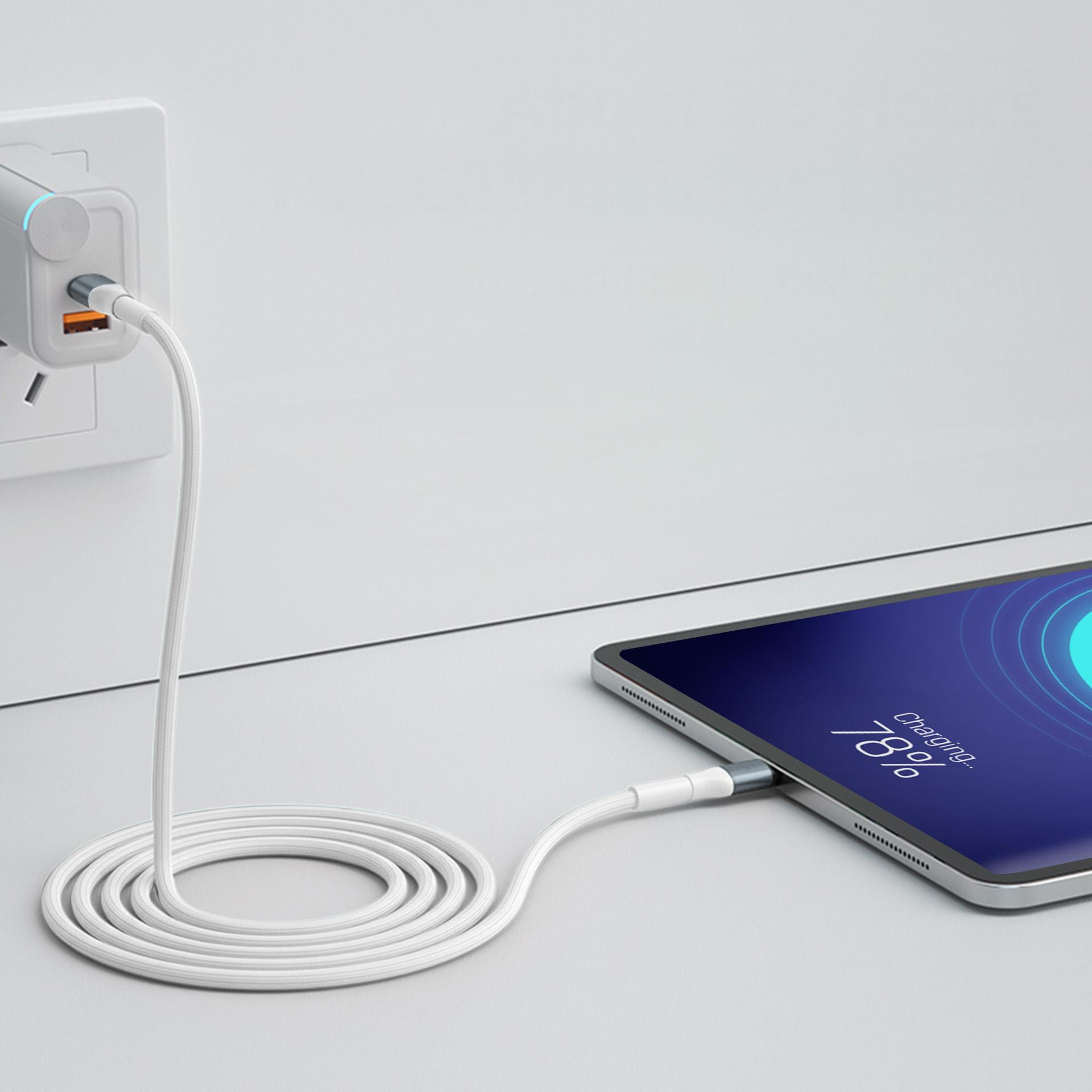 Tablet ładuje się w 78% za pomocą białego kabla podłączonego do adaptera ściennego.