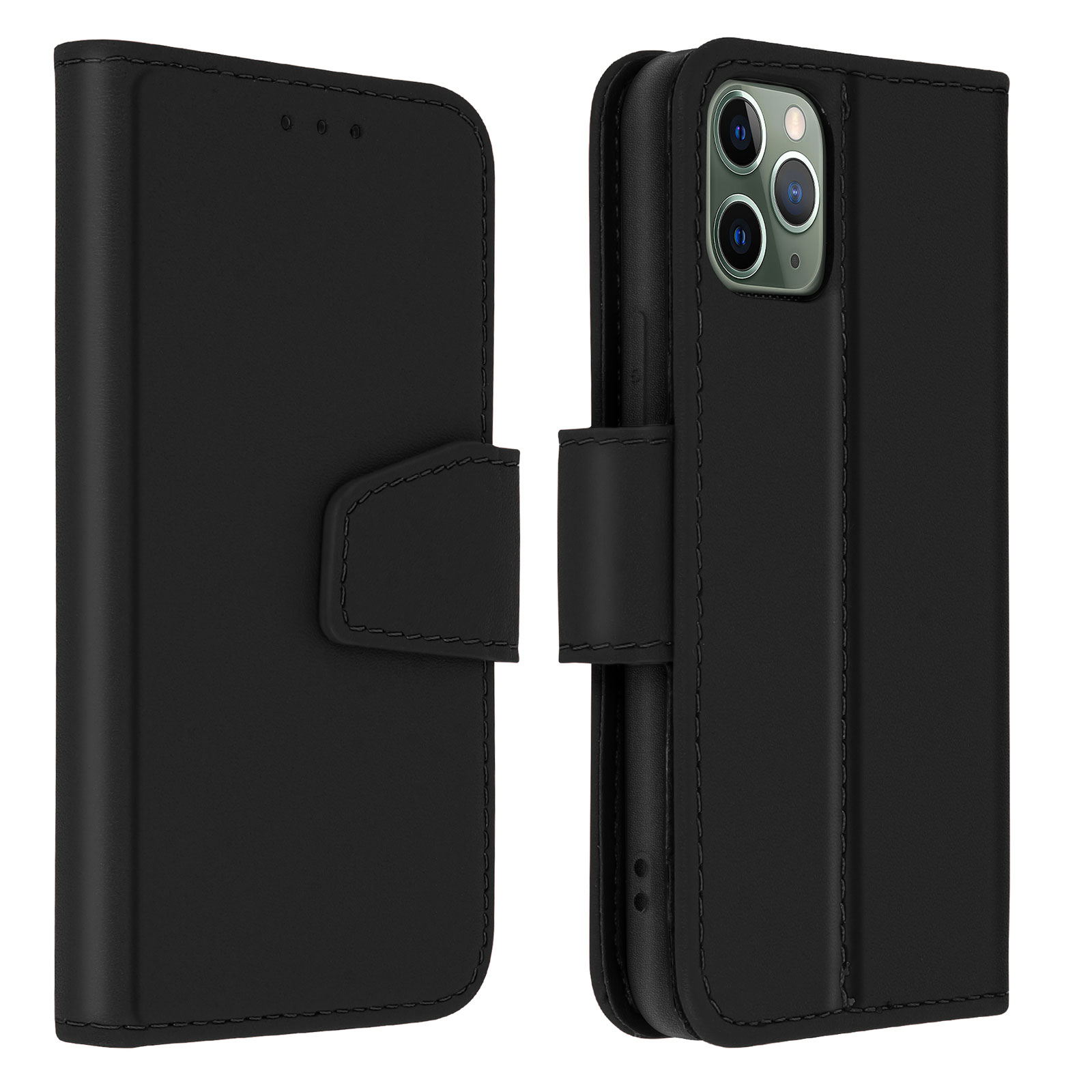 Una custodia per telefono in pelle nera, aperta, che mostra la fotocamera del telefono. La custodia è cucita e ha una chiusura magnetica.