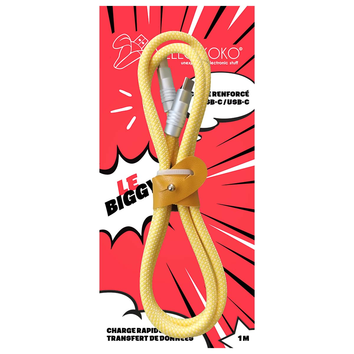 Un cavo USB-C giallo, etichettato 'LE BIGGY', è ordinatamente ripiegato. Ha connettori argentati e un cinturino in pelle su sfondo rosso.
