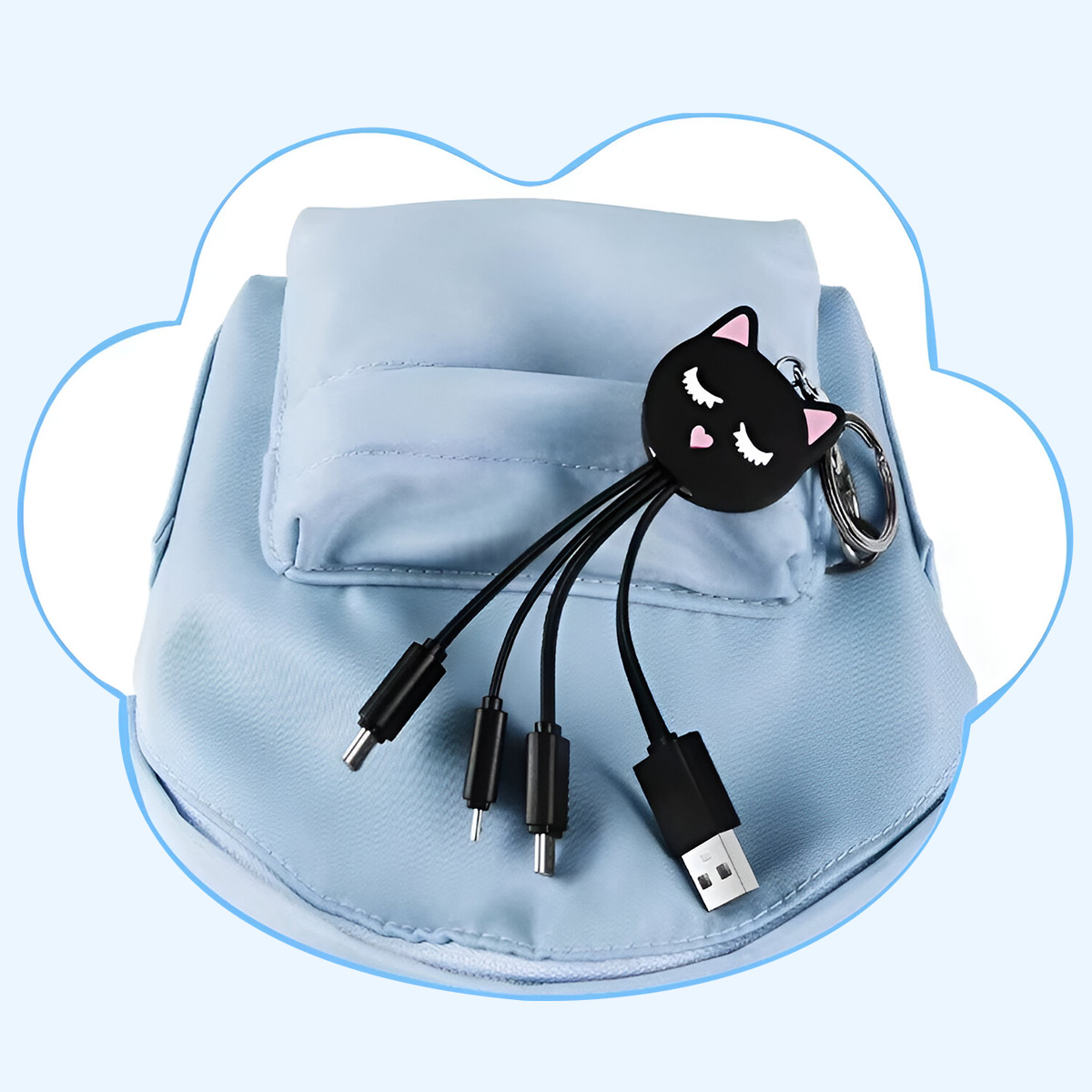 Uno zaino blu con un cavo di ricarica USB nero a forma di gatto. Il gatto ha orecchie rosa e occhi chiusi. Cavi collegati.