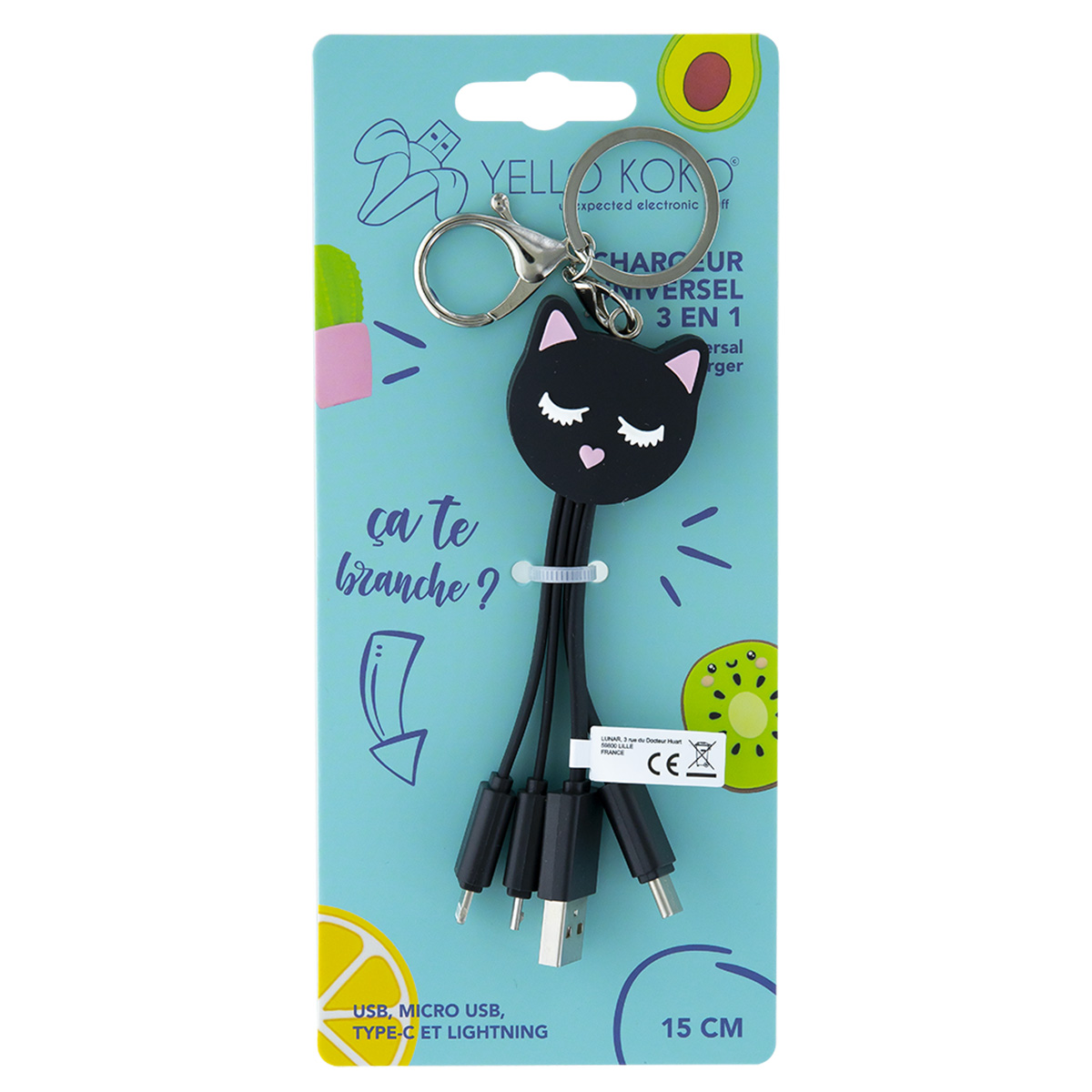 Un caricabatterie USB a forma di gatto nero con più connettori. La confezione è verde acqua con illustrazioni di frutta e testo.
