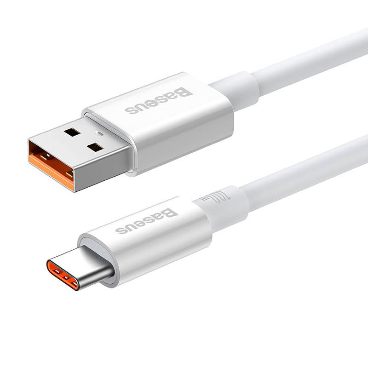 Un cavo di ricarica USB-C bianco con connettori USB e USB-C. Entrambe le estremità hanno inserti arancioni. Il marchio Baseus è visibile.