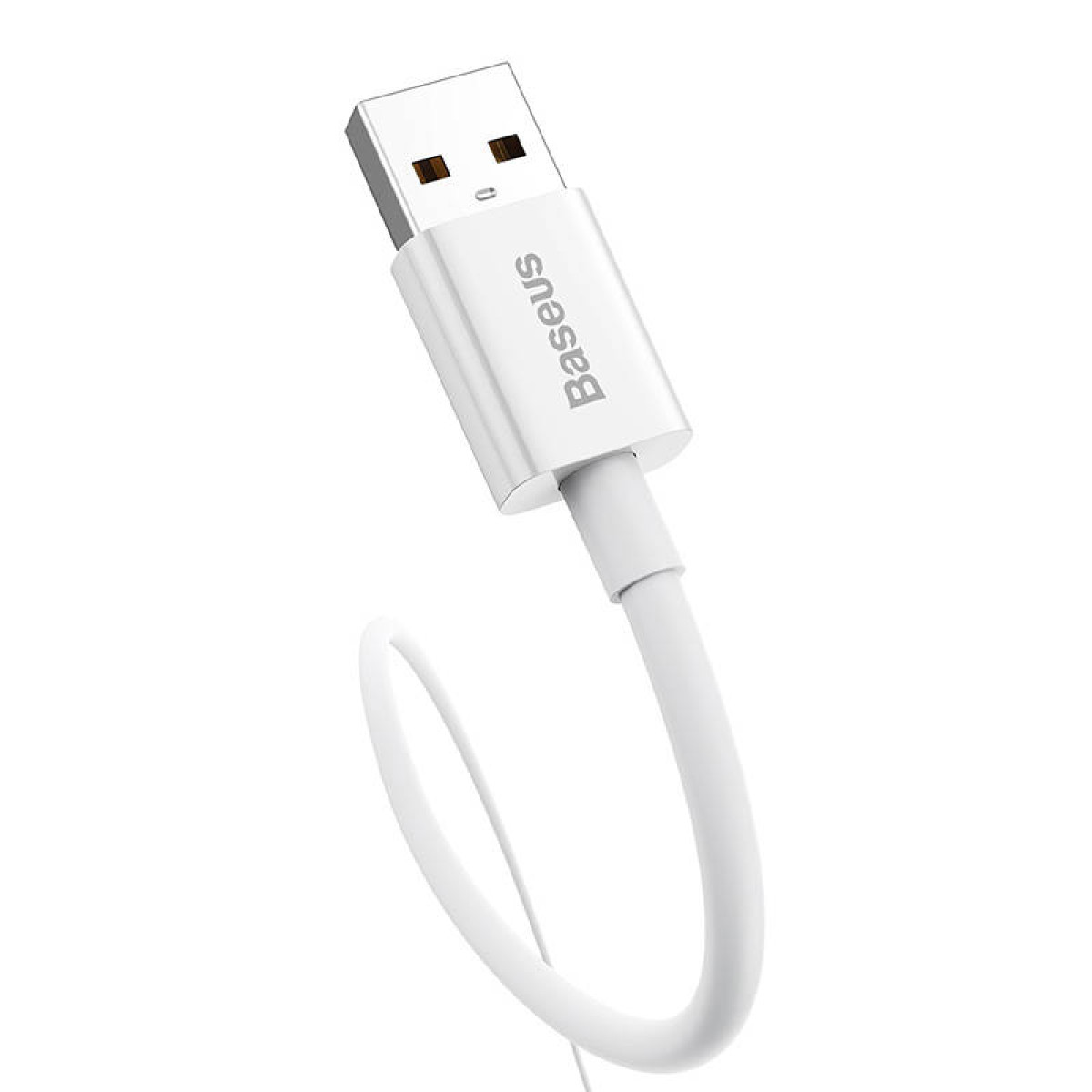 Un cavo USB Baseus bianco è angolato. La testa USB è in alto e il cavo si curva verso il basso. Lo sfondo è bianco.