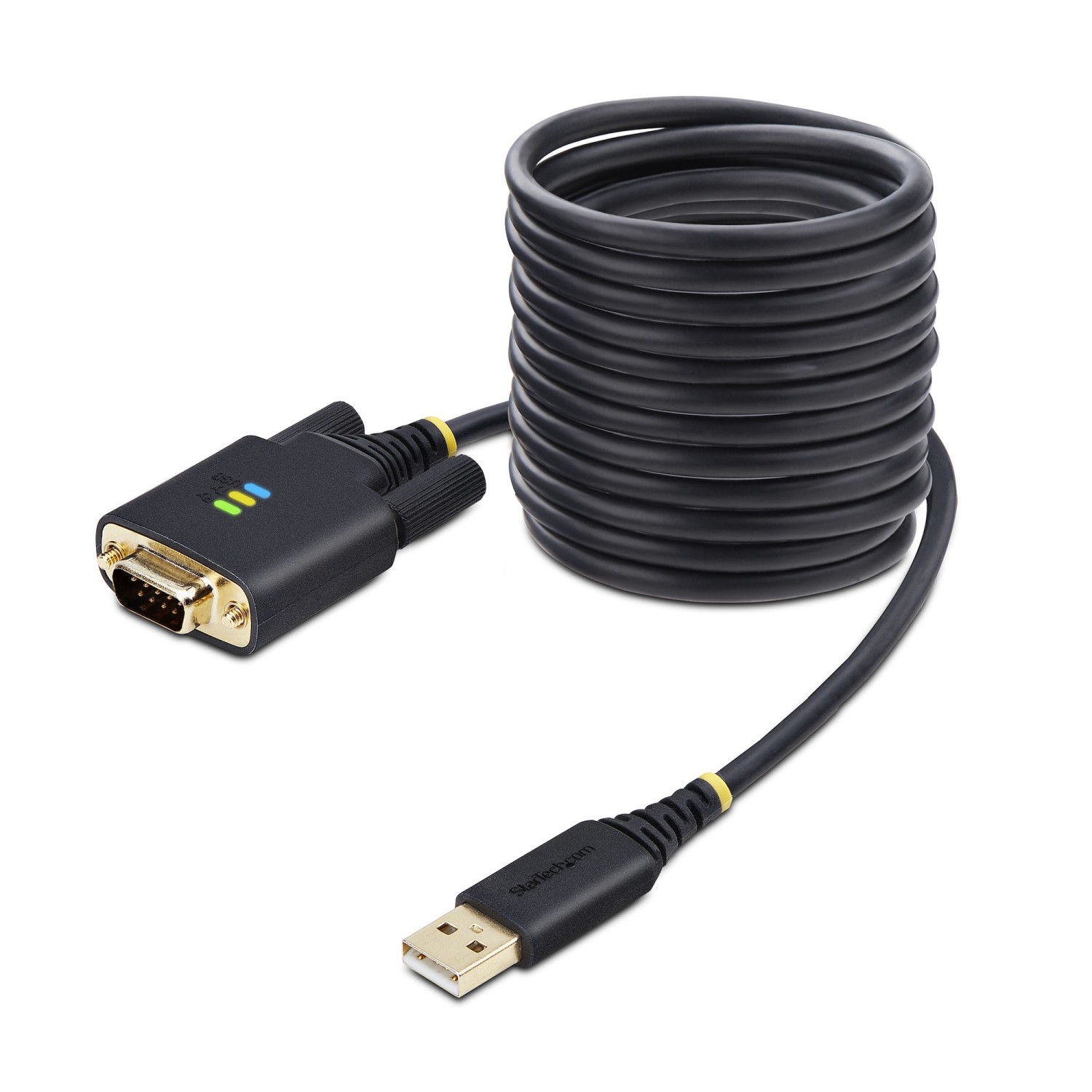 Schwarzes USB-zu-Seriell-Adapterkabel. Es hat einen aufgerollten Kabelabschnitt, ein USB-Ende und einen DB9-Anschluss. LED-Lichter sind sichtbar.