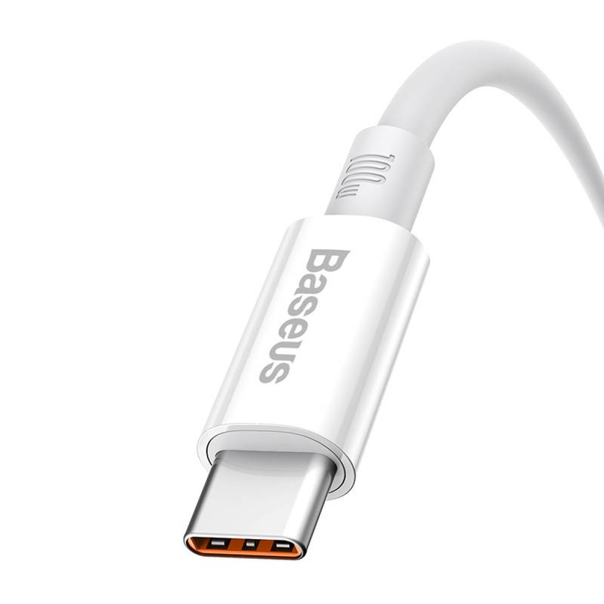 Un cavo USB-C Baseus bianco. Il connettore è argentato, il cavo è piegato. Il logo è stampato sul connettore.