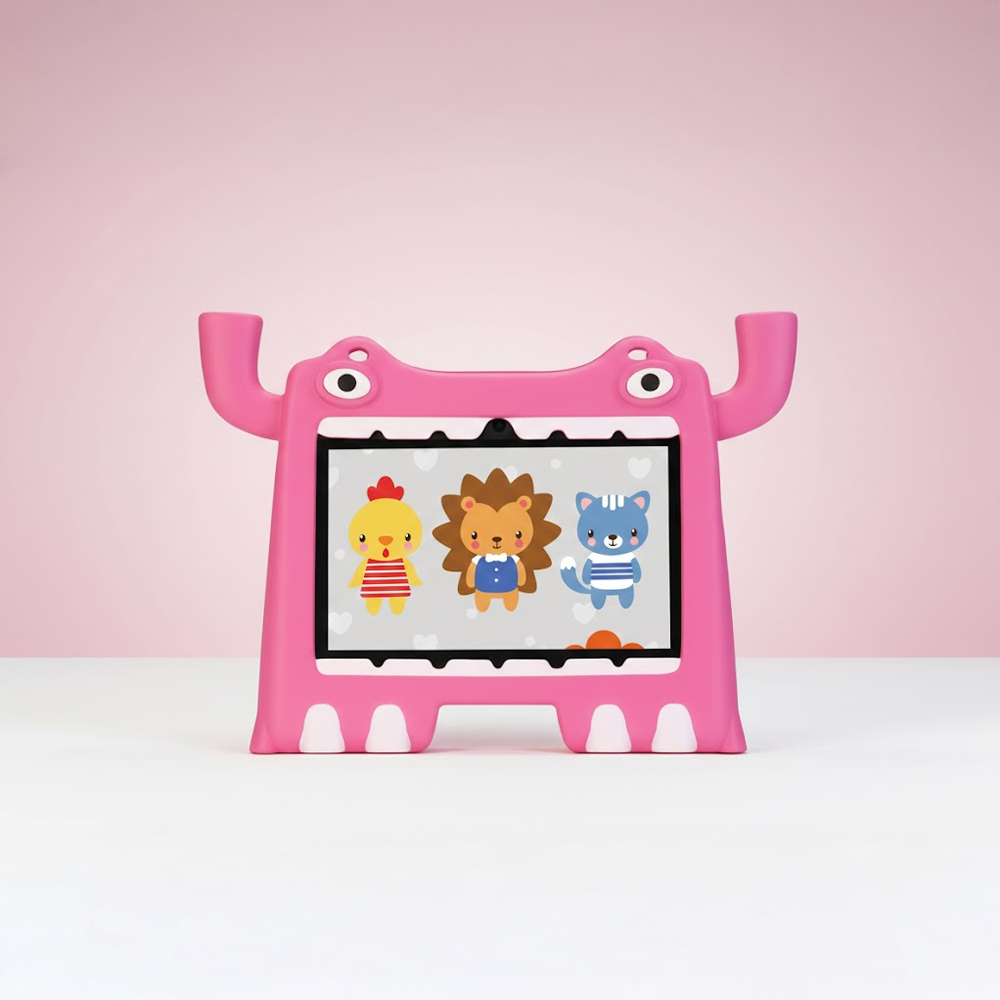 Beyaz bir yüzey üzerinde çizgi film hayvanları gösteren bir ekranı olan, pembe renkli, canavar şeklinde bir tablet kılıfı, pembe arka plan.