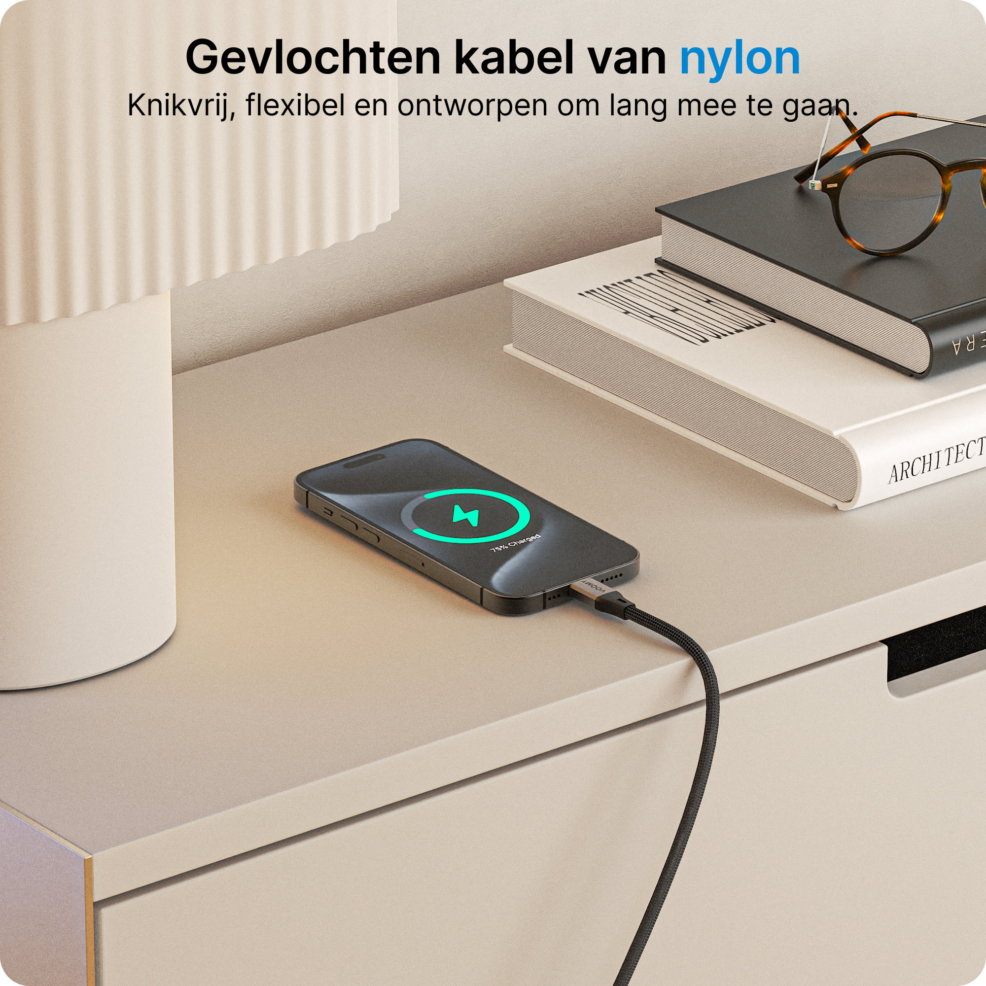 Ein Telefon, das auf einem Tisch mit einem schwarzen Kabel geladen wird. Bücher und Brillen sind im Hintergrund. Das Telefon ist 75% geladen.