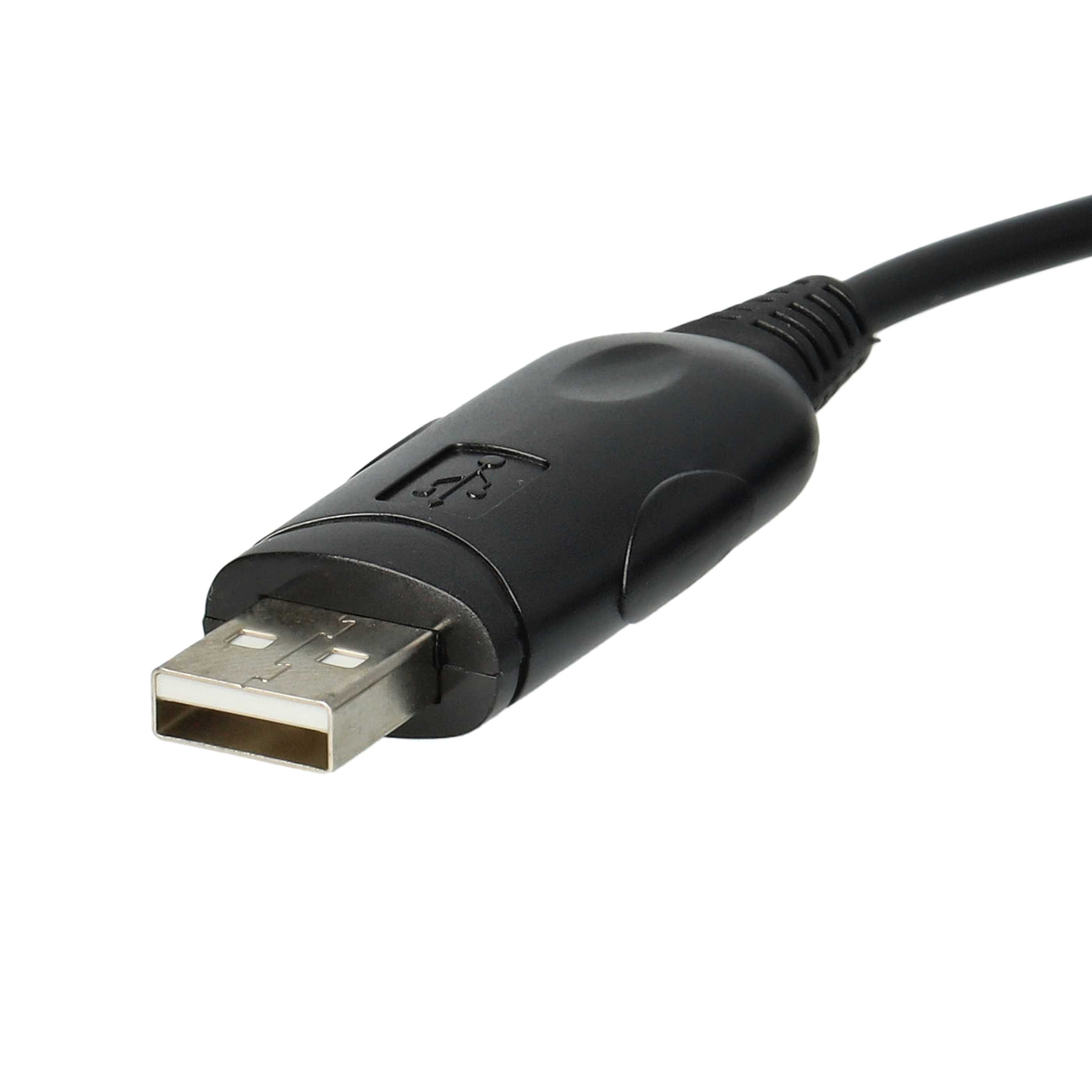 Nahaufnahme eines schwarzen USB-Kabels mit silbernem Stecker vor weißem Hintergrund.