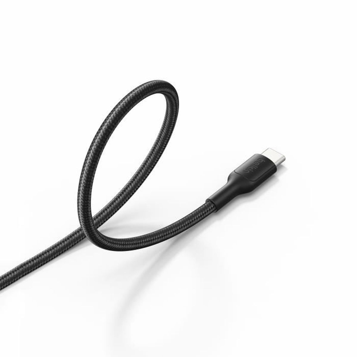 Ein schwarzes Belkin USB-C-Kabel mit geflochtener Textur. Das Kabel verläuft in Kurven vor weißem Hintergrund.