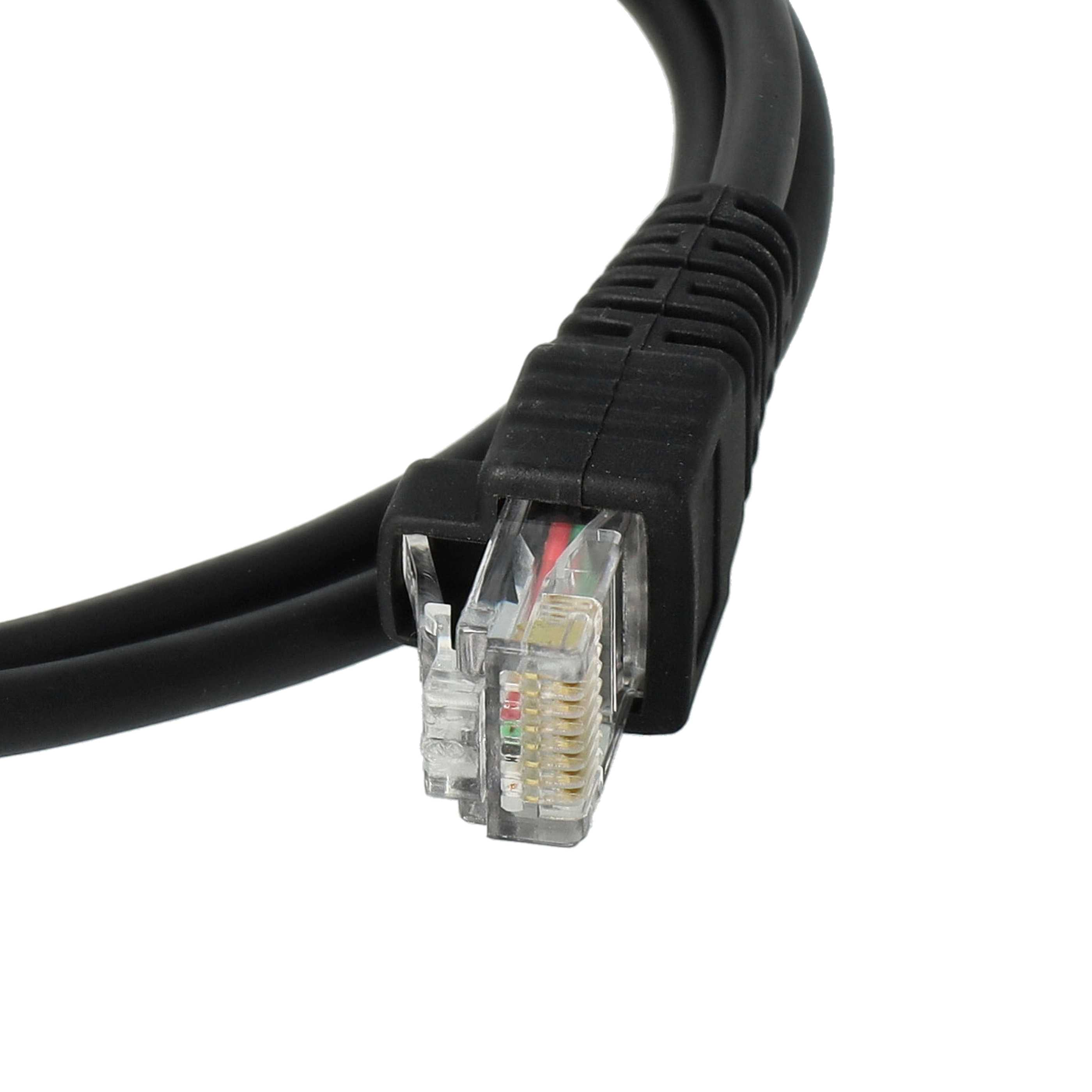 Nahaufnahme eines schwarzen Ethernet-Kabels mit transparentem Stecker. Drähte sind im Stecker sichtbar.