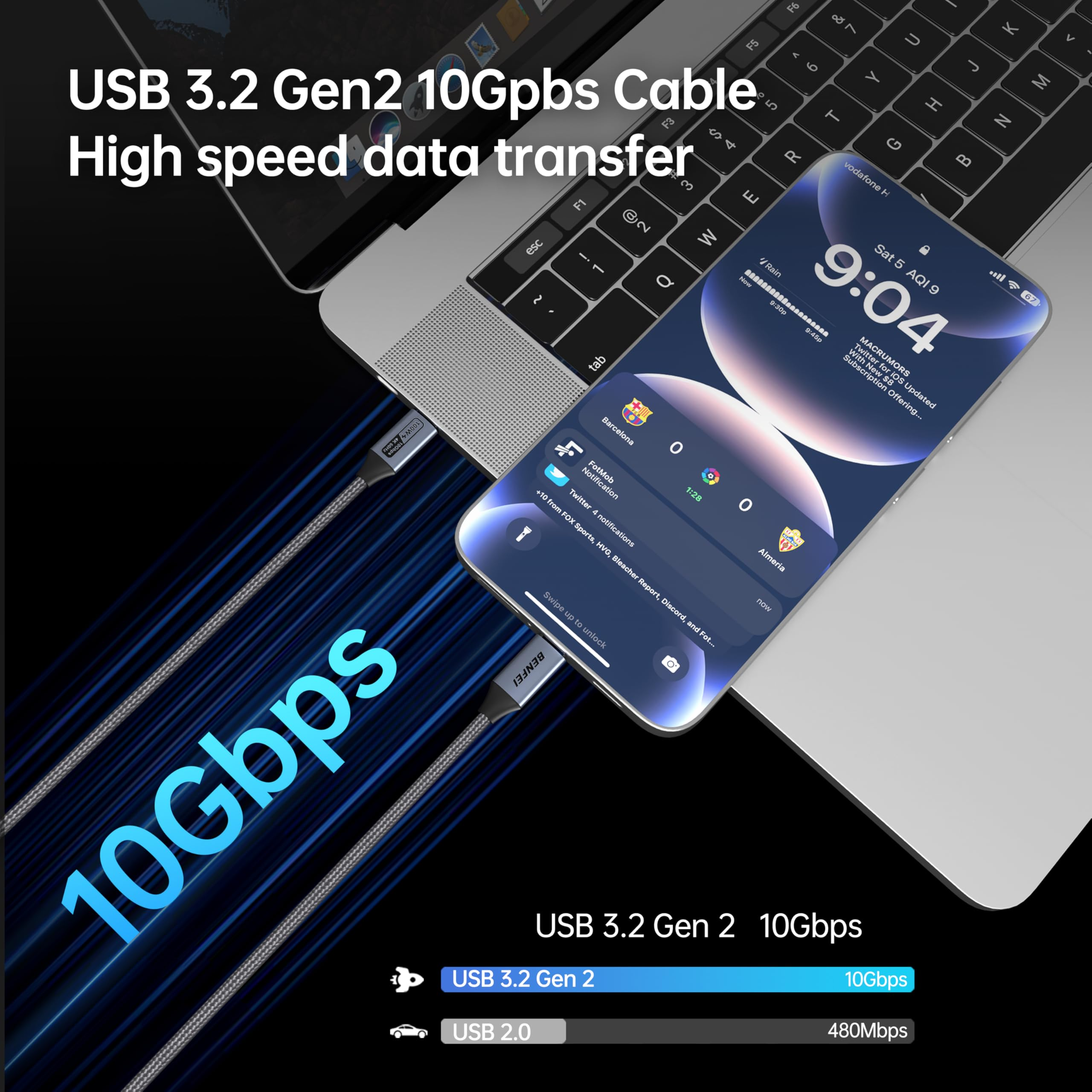 Ein Laptop mit Telefon, das die Zeit anzeigt, und ein USB-Kabel, das daran angeschlossen ist.