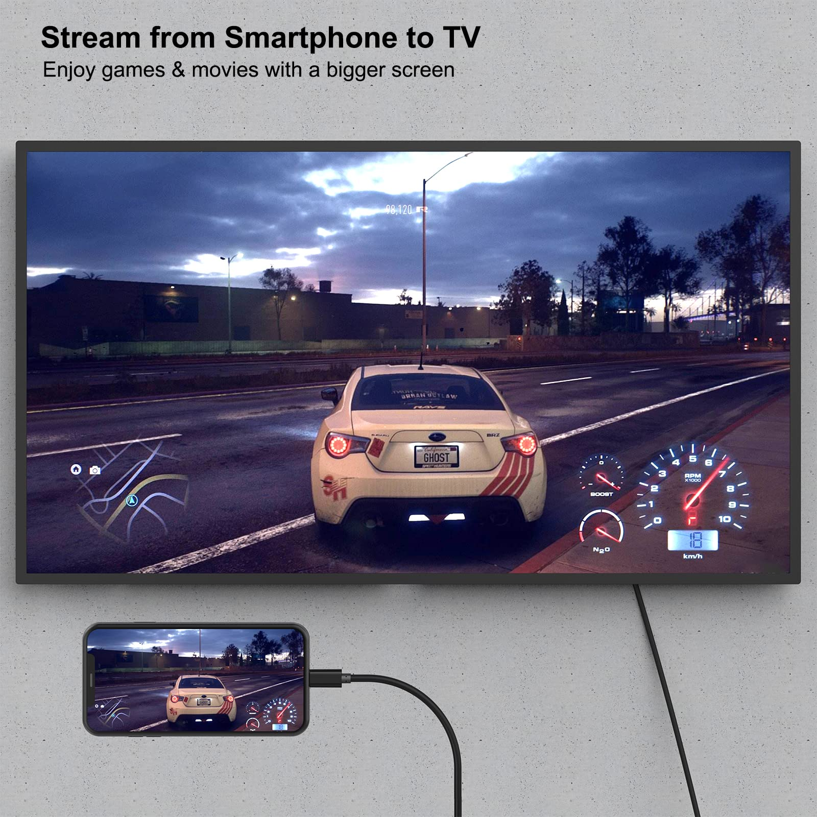 Ein Smartphone streamt ein Autorennen-Spiel auf einen Fernseher. Das Spiel zeigt ein weißes Auto auf einer Autobahn.