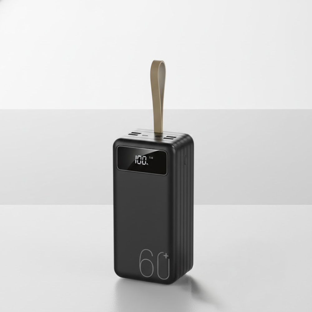 Bej kayışlı siyah bir powerbank. %100 ve '60+' sembolünü gösteren dijital bir ekrana sahip.
