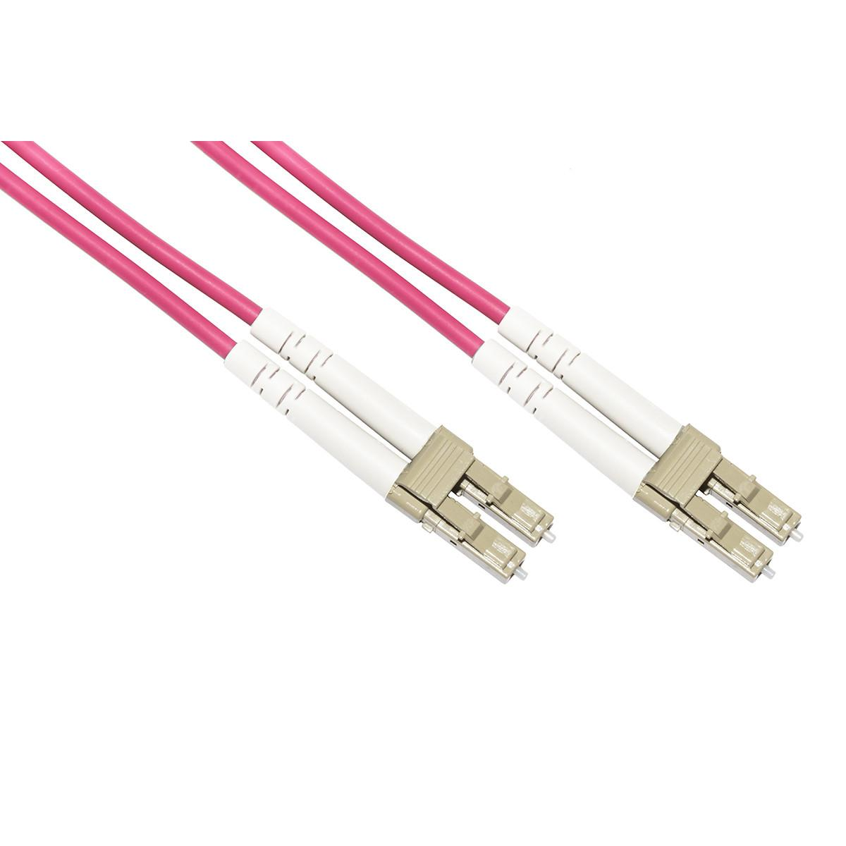 Zwei Glasfaserkabel mit rosa Ummantelung und weißen Steckern. Die Stecker sind beige. Der Hintergrund ist weiß.