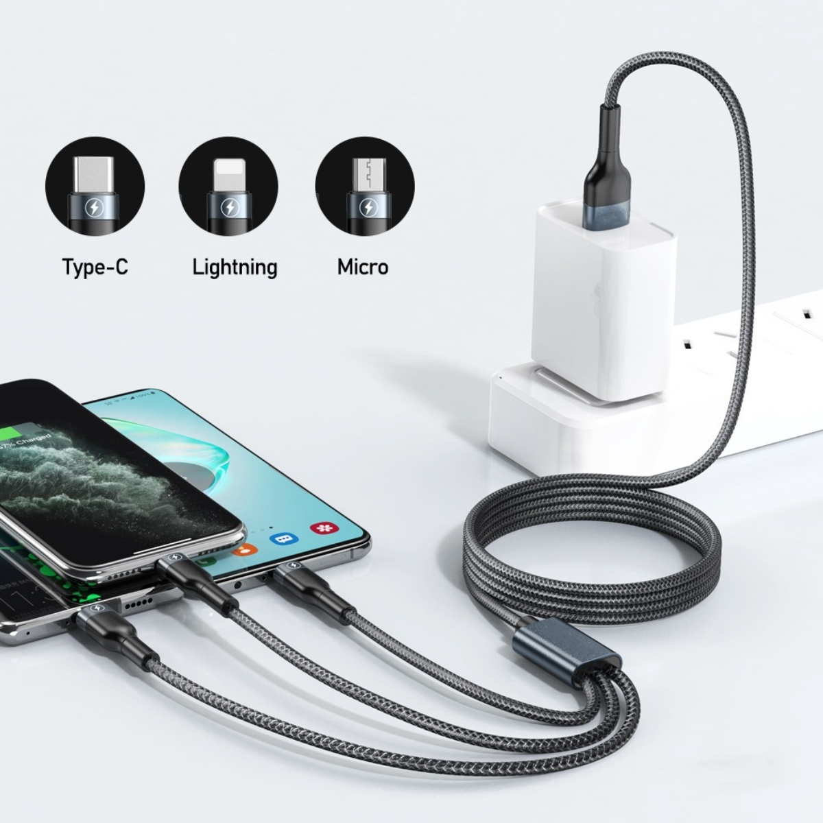 Ein Mehrfachkabel-Ladegerät ist angeschlossen und verbindet sich mit drei Smartphones. Kabeltypen: Typ-C, Lightning, Micro. Die Telefone werden geladen.