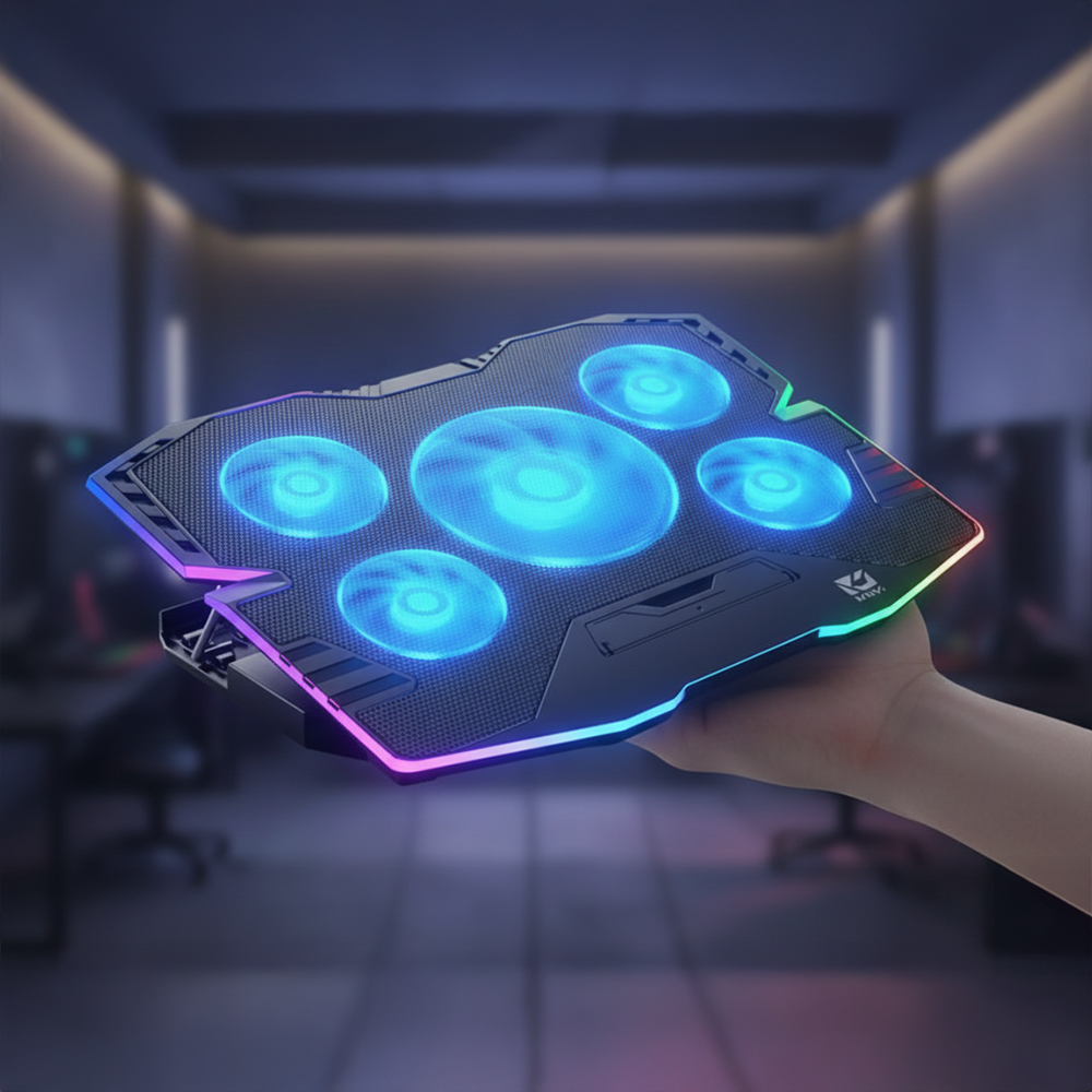 Bir el, mavi parlayan fanları olan siyah bir dizüstü bilgisayar soğutucusu tutuyor. Soğutucunun kenarlarında RGB aydınlatması var. Arka plan bulanık bir oda.