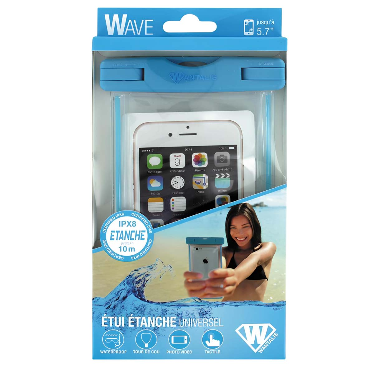 Viene mostrato un telefono in una custodia impermeabile. Una donna tiene il telefono vicino all'acqua. Il testo sulla confezione dice 'WAVE' e 'IPX8 ETANCHE'.