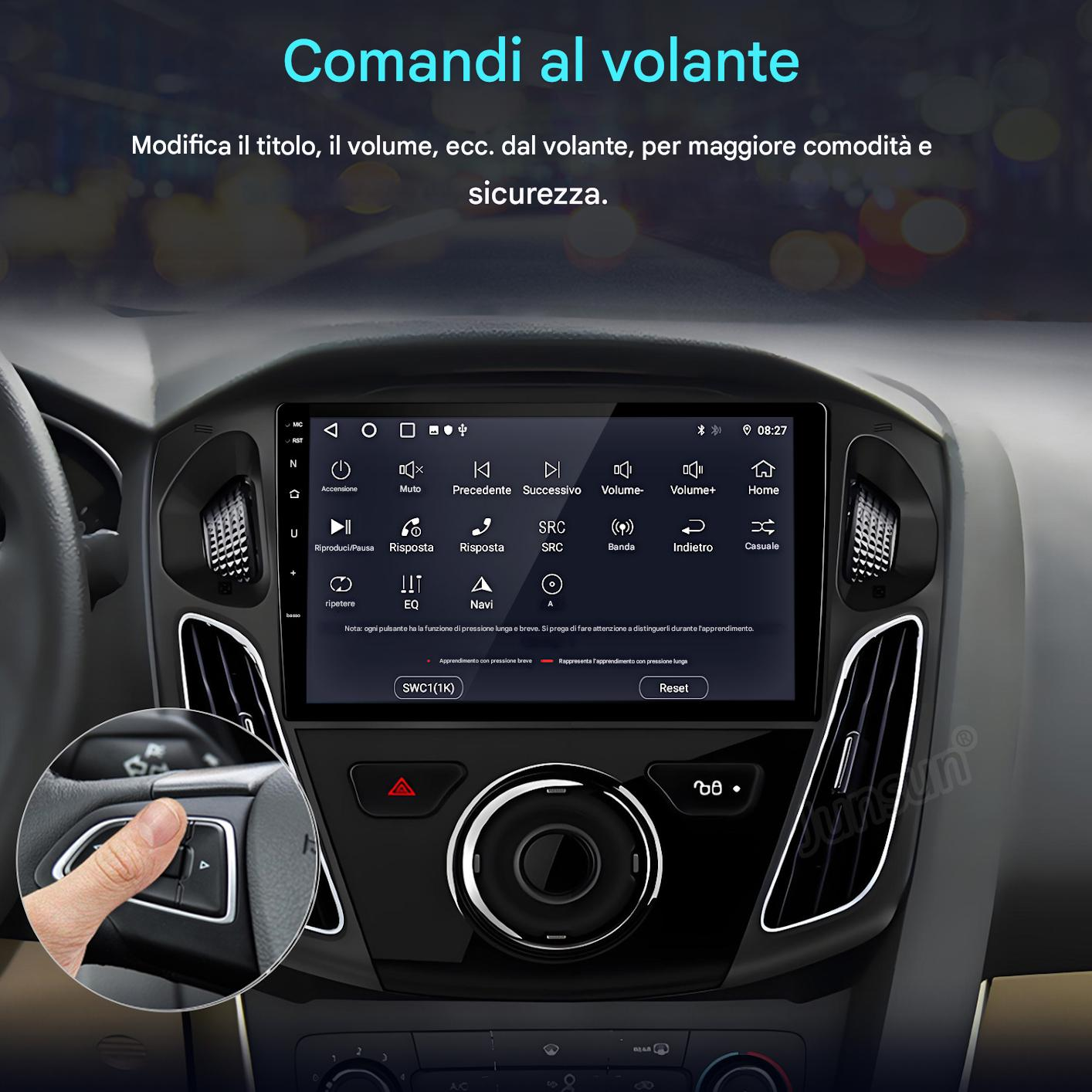 Cruscotto auto con schermo e comandi, mano che preme un pulsante del volante. Testo in italiano, Comandi al volante.