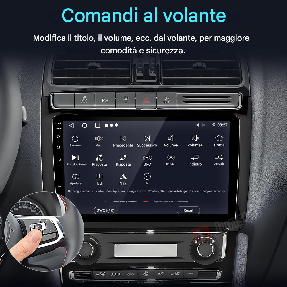 Cruscotto dell'auto che mostra un sistema multimediale e comandi al volante. Una mano tocca un pulsante del volante.