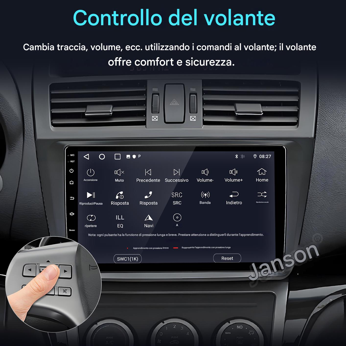 Cruscotto auto con touchscreen e comandi al volante. Mano preme un pulsante. Testo in italiano.