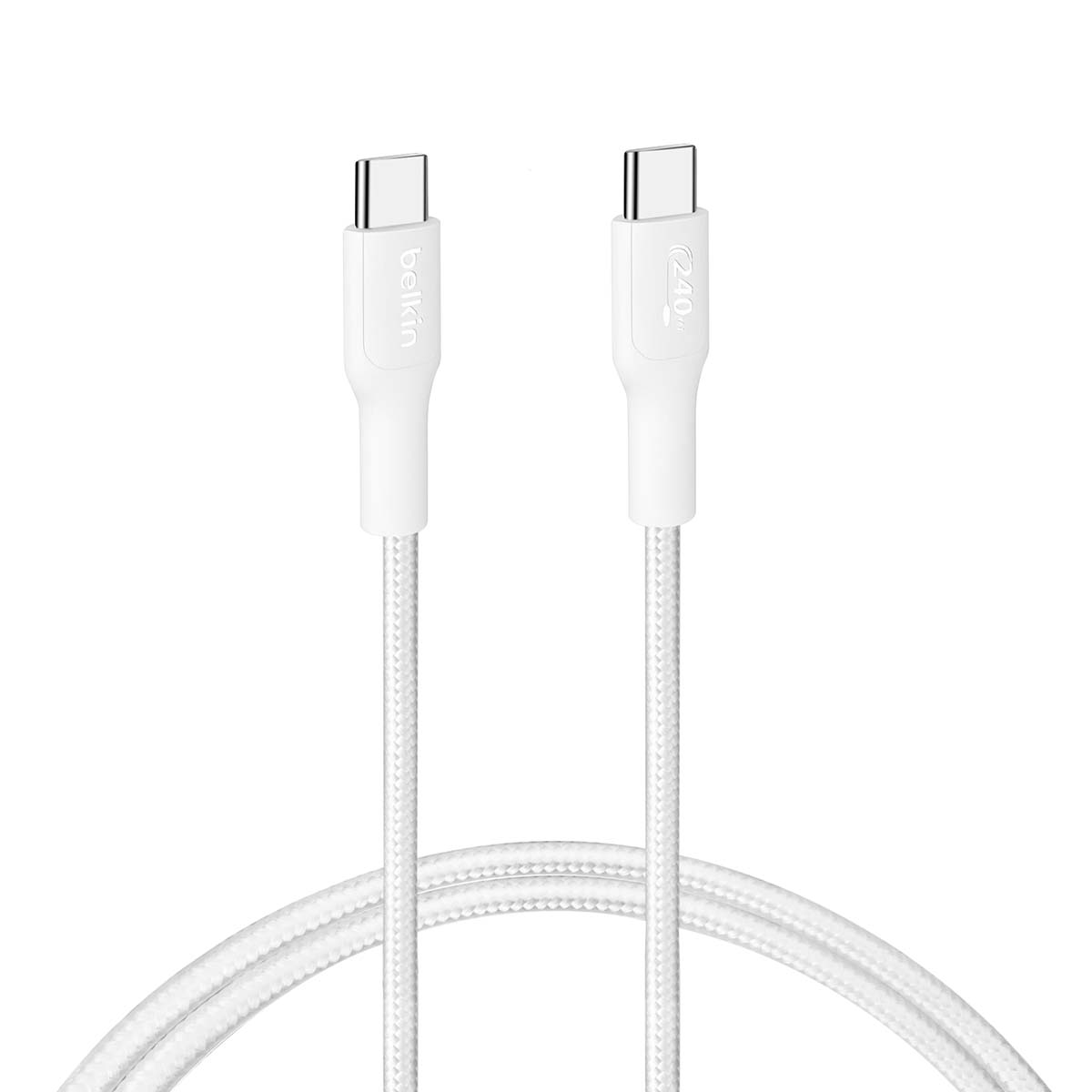 Dwa białe kable ładujące USB-C. Na jednym kablu wydrukowano 'belkin'. Na drugim '240W'.
