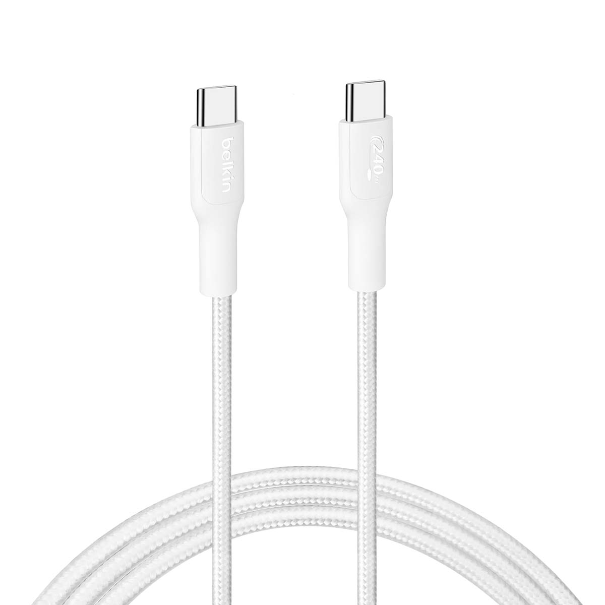 Dwa białe kable USB-C Belkin, połączone białym plecionym kablem. Na jednym końcu napis 'Belkin', na drugim '240W'.