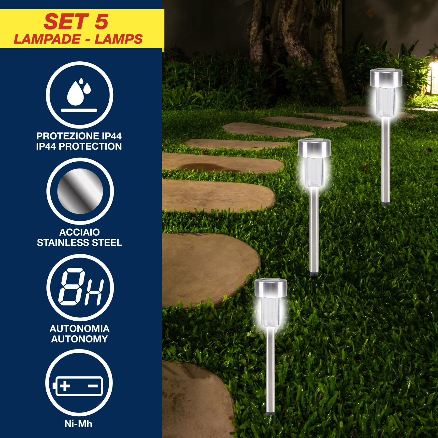 Tre lampade da giardino illuminate su un prato verde con sentiero di pietra. Lo sfondo mostra alberi e una luce.