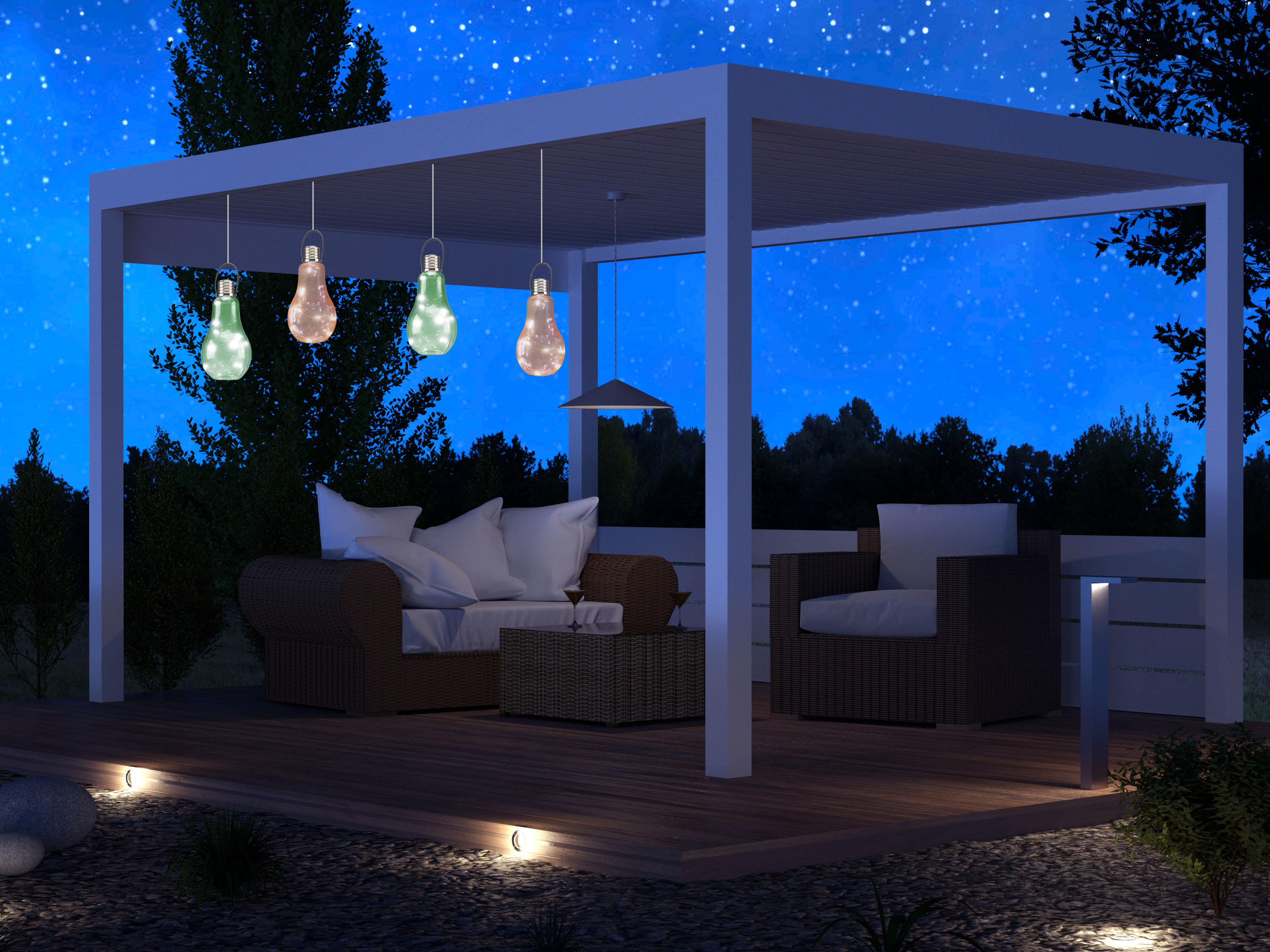 Patio esterno notturno con posti a sedere, tavolo e lampadine sospese sotto un pergolato.