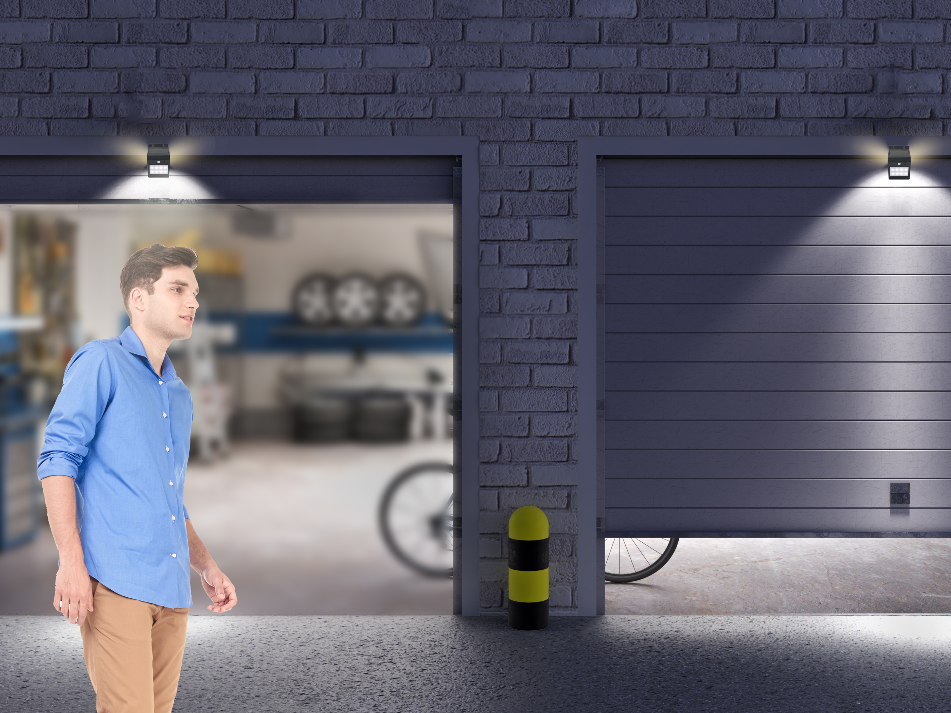Un uomo è in piedi vicino a due porte del garage, una aperta che rivela la ruota di una bicicletta. C'è un dissuasore davanti.