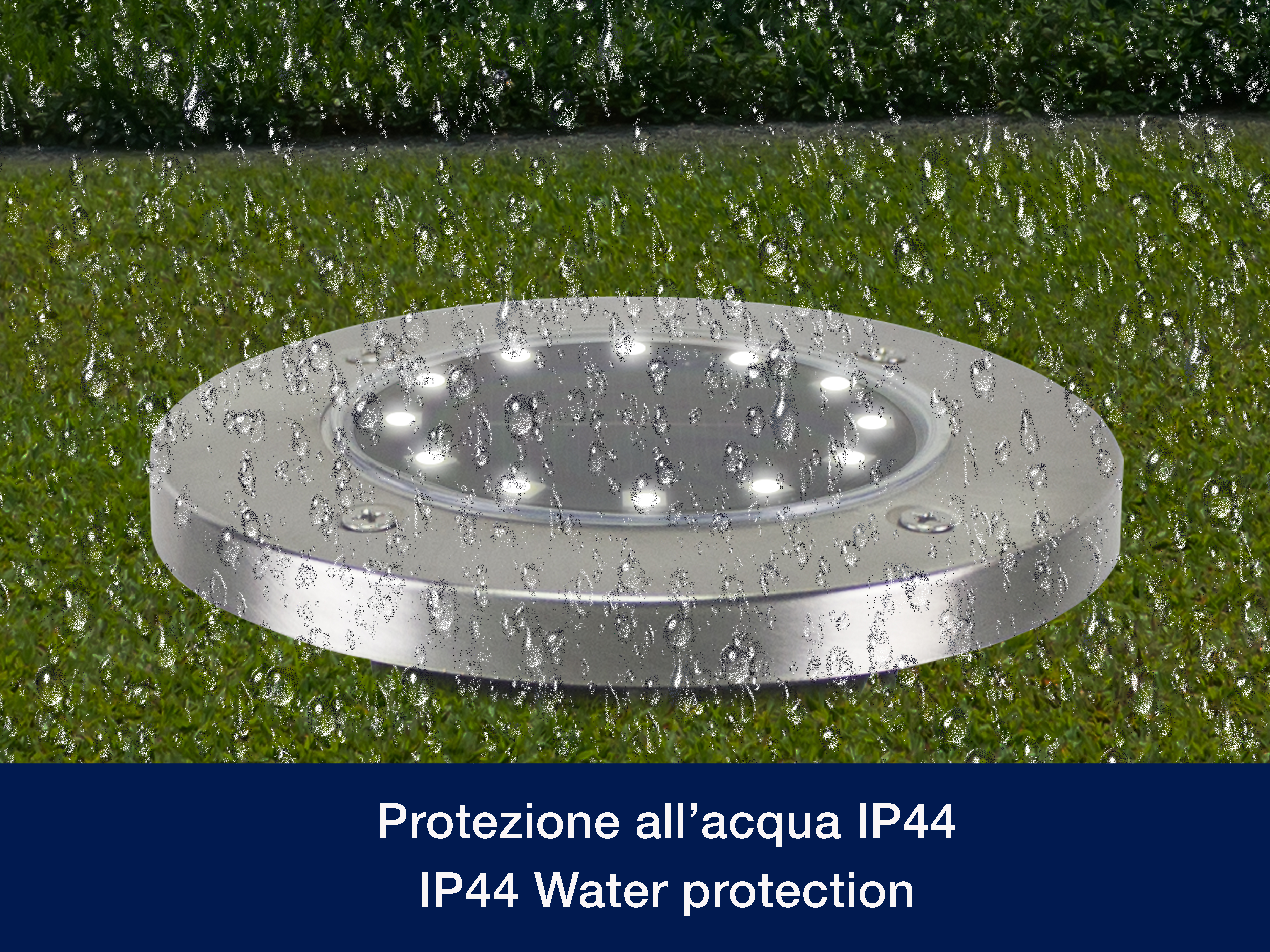 Viene mostrata una luce LED rotonda e argentata sull'erba. Le goccioline d'acqua coprono l'immagine. Il testo in basso recita 'IP44 Water protection'.